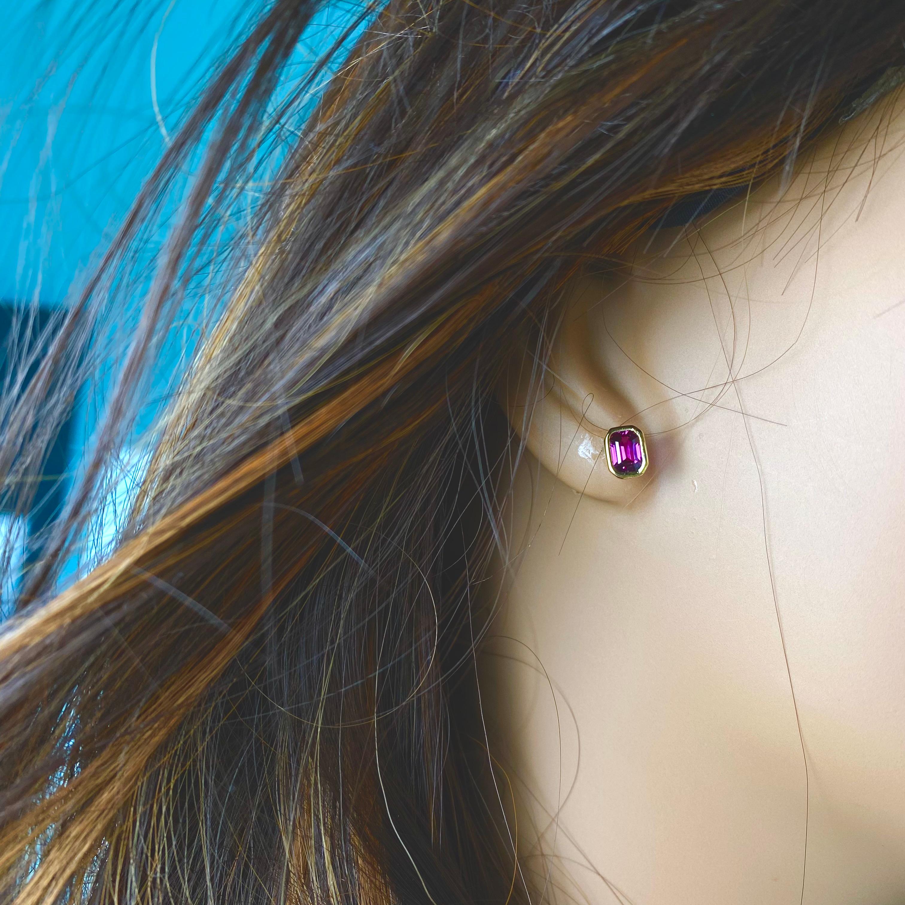 Boucles d'oreilles émeraude en forme de rubis birman 1.40 carat 14 Karat 0.30 Inch Gold Bezel Stud Ears en vente 2