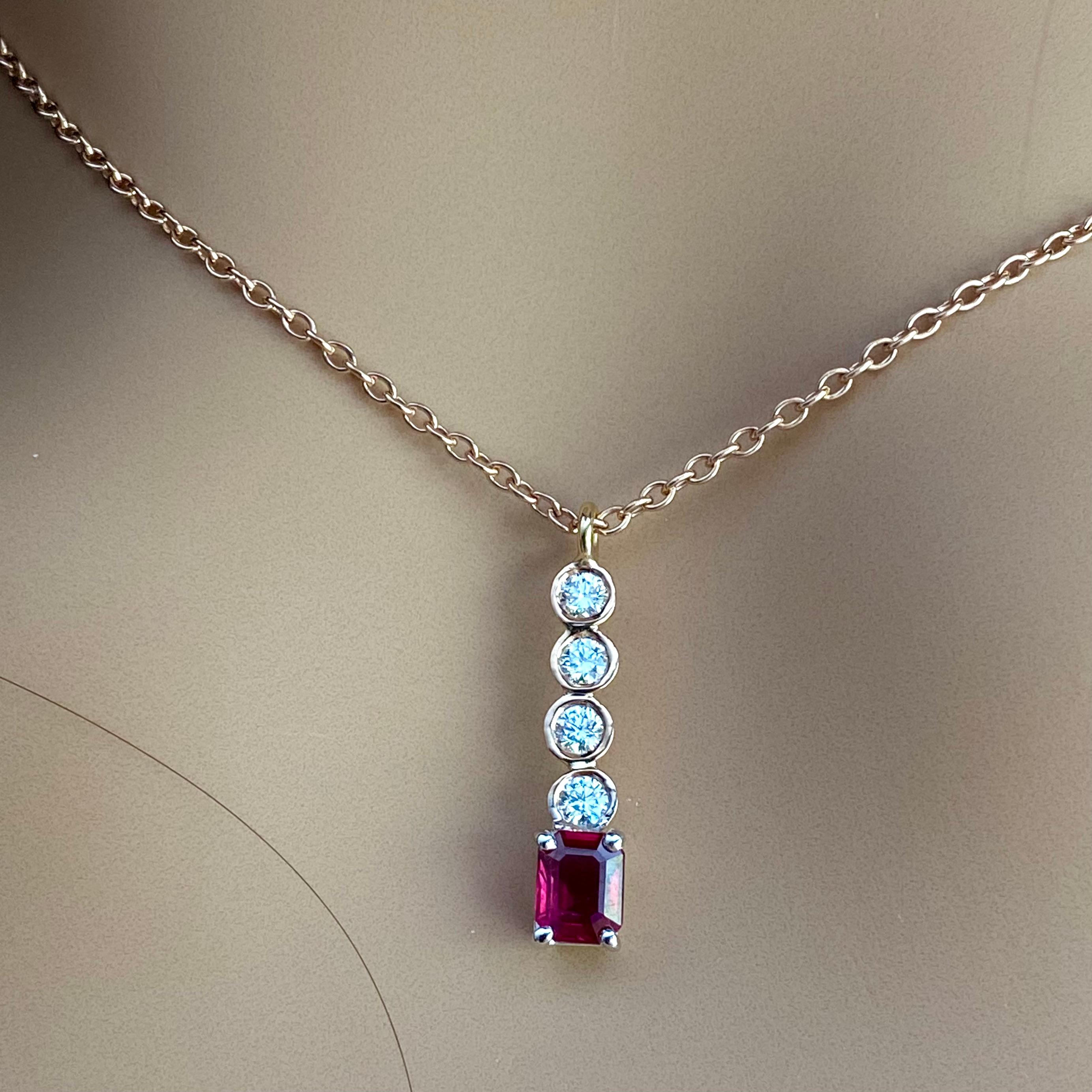 Contemporain Collier pendentif Lariat en or rose avec diamants et rubis de Birmanie en forme d'émeraude de 0,95 carat en vente