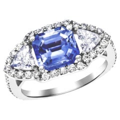 Anello cocktail con zaffiro di Ceylon a forma di smeraldo e diamante da 3,75 carati, oro 18 carati