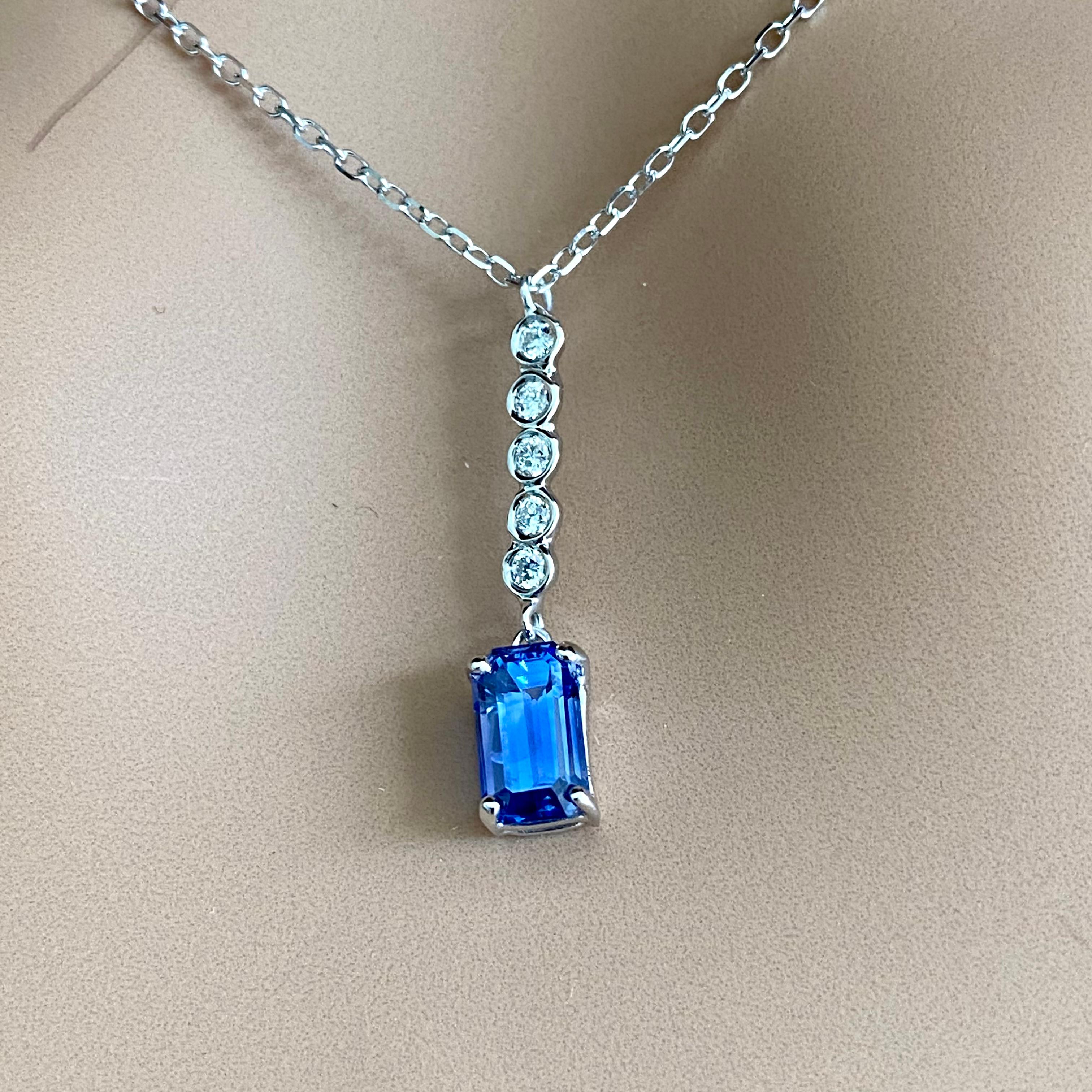 Emerald Shaped Ceylon Sapphire Diamond 1.70 Carat Lariat Gold Necklace Pendant For Sale 3