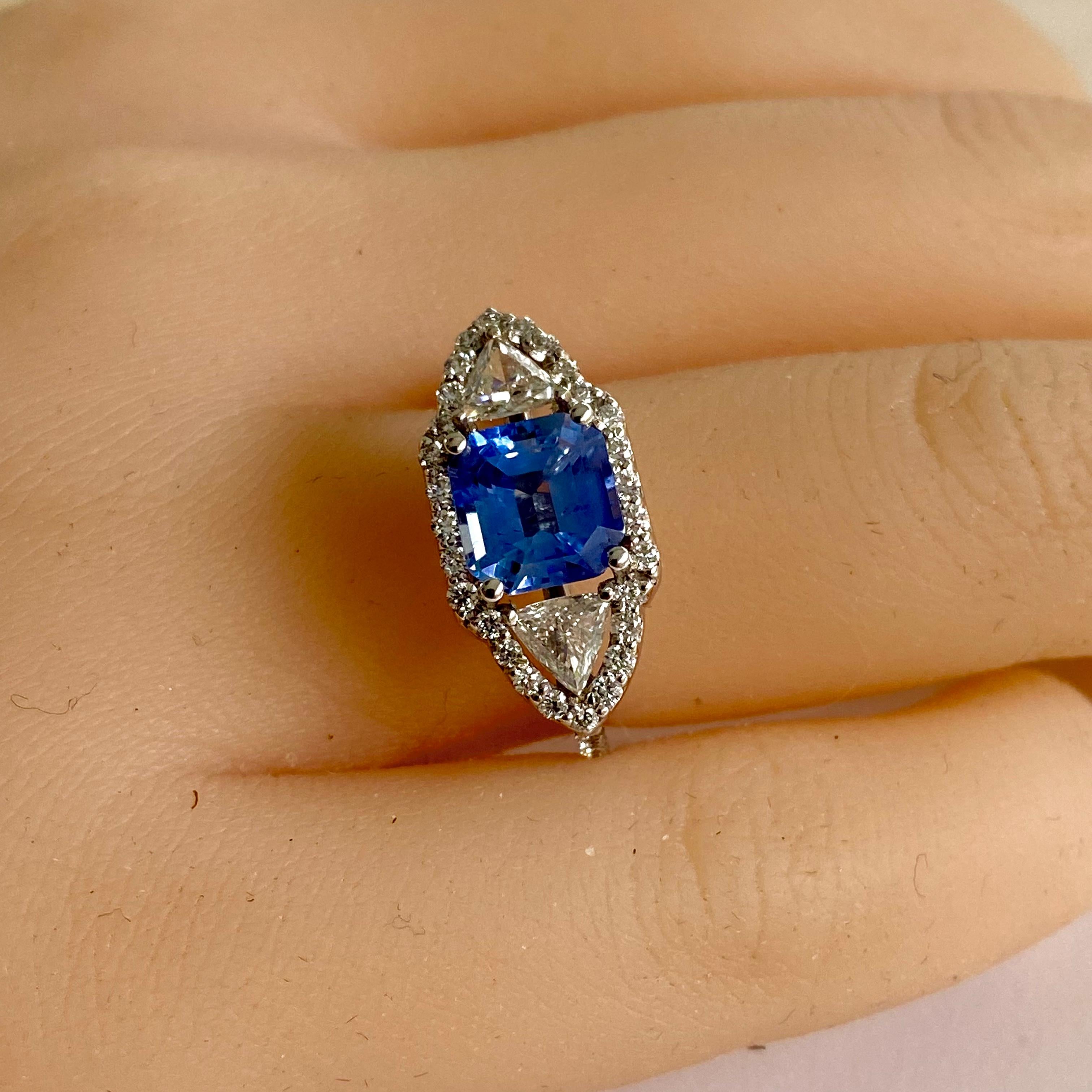18 Karat Gold Emerald Shaped Ceylon Sapphire Trillion Diamonds Cocktail Ring  In New Condition In New York, NY