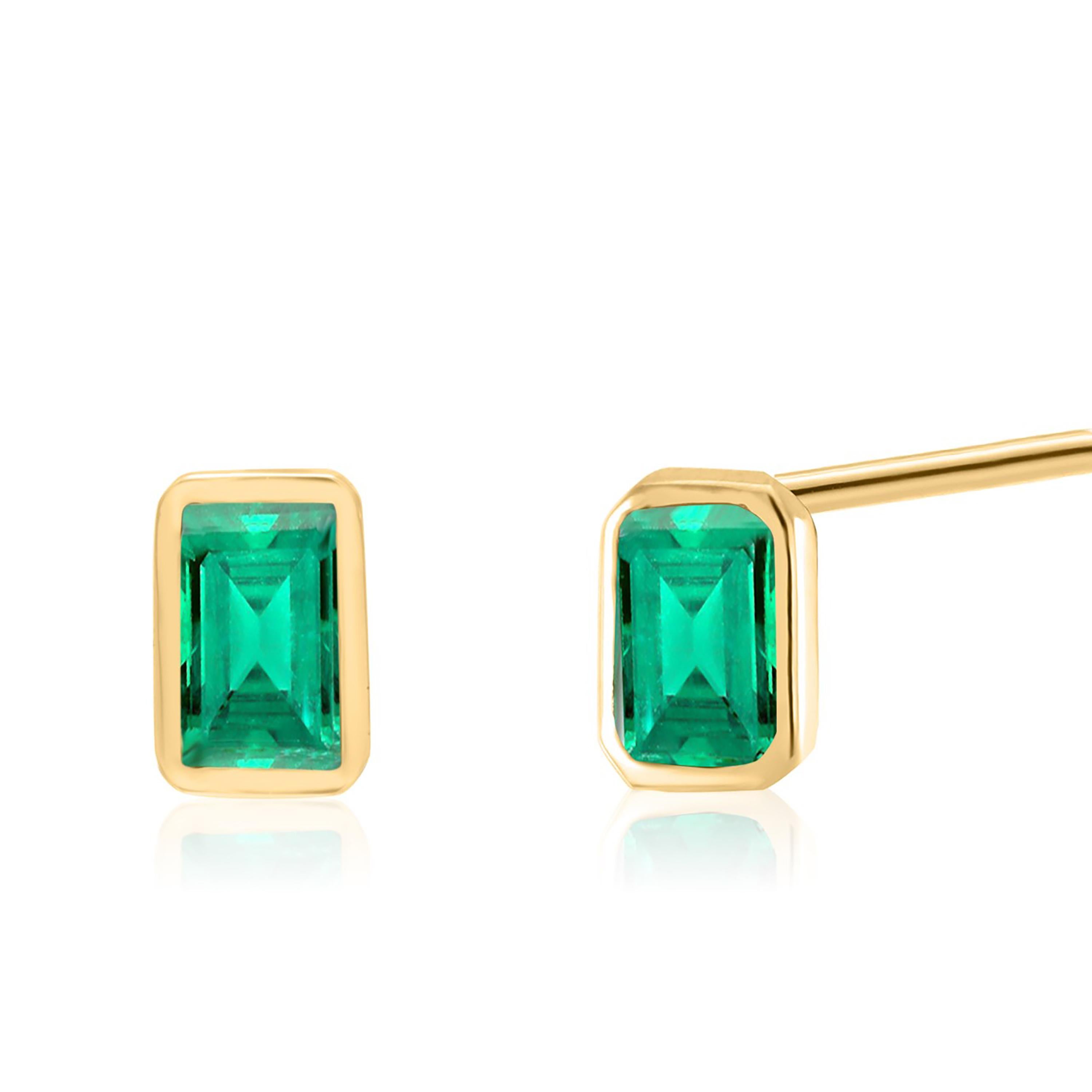 Emerald Shaped Colombia Emerald 0.65Carat Bezel Set Yellow Gold Stud Earrings In New Condition For Sale In New York, NY