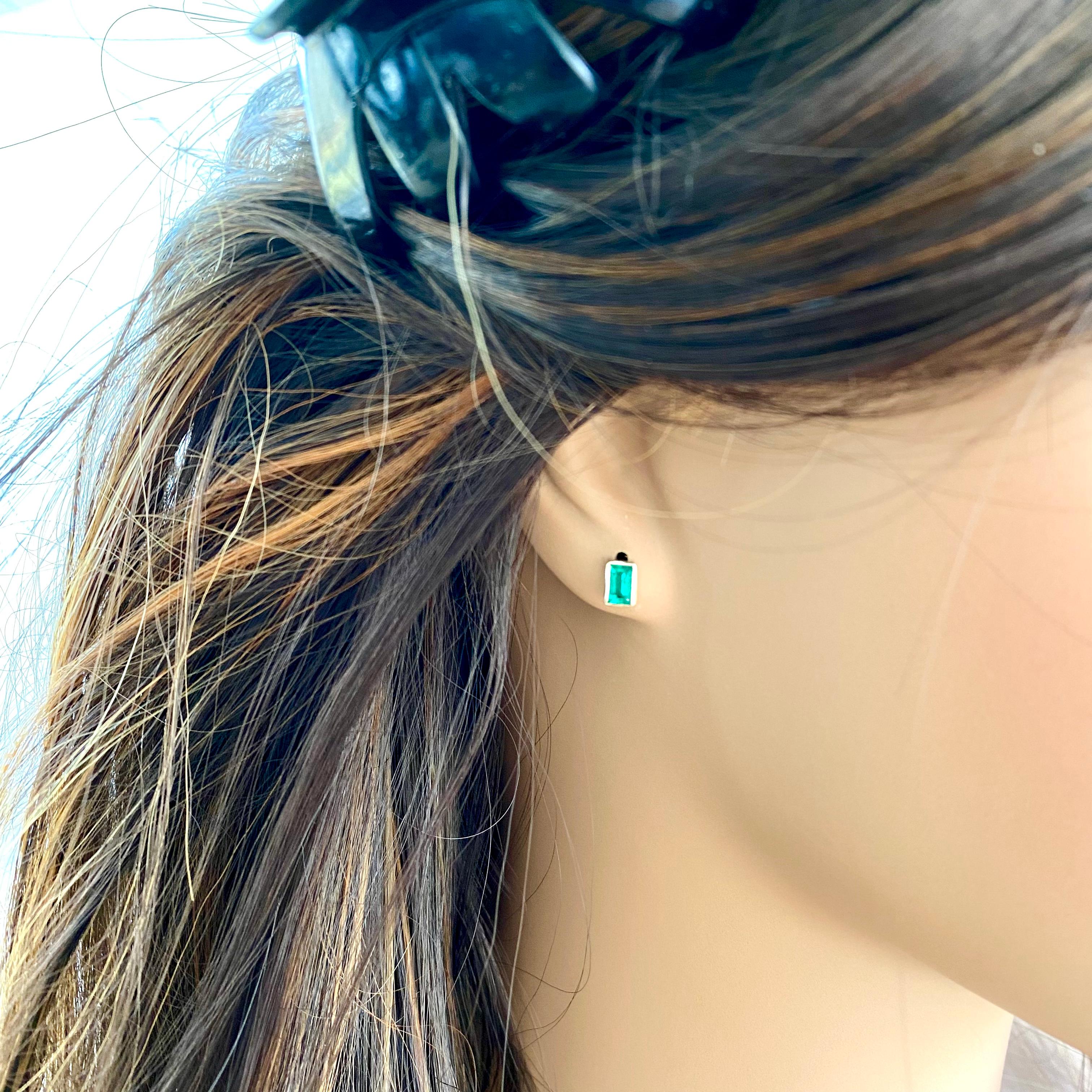 Emerald Shaped Colombia Emerald 0.65Carat Bezel Set Yellow Gold Stud Earrings For Sale 1