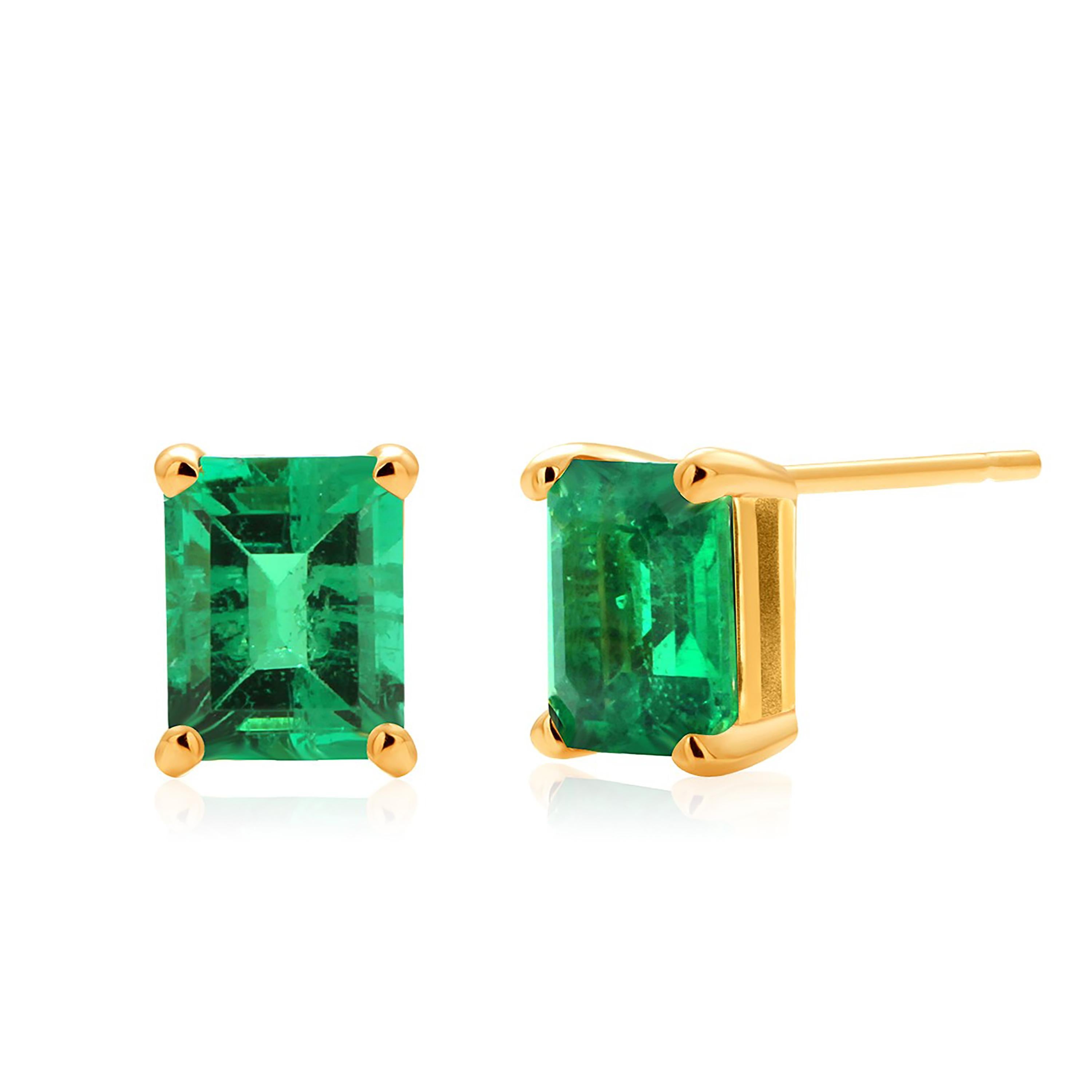 Emerald Shaped Colombia Emerald 0.93 Carat Yellow Gold 0.20 Inch Stud Earrings In New Condition In New York, NY
