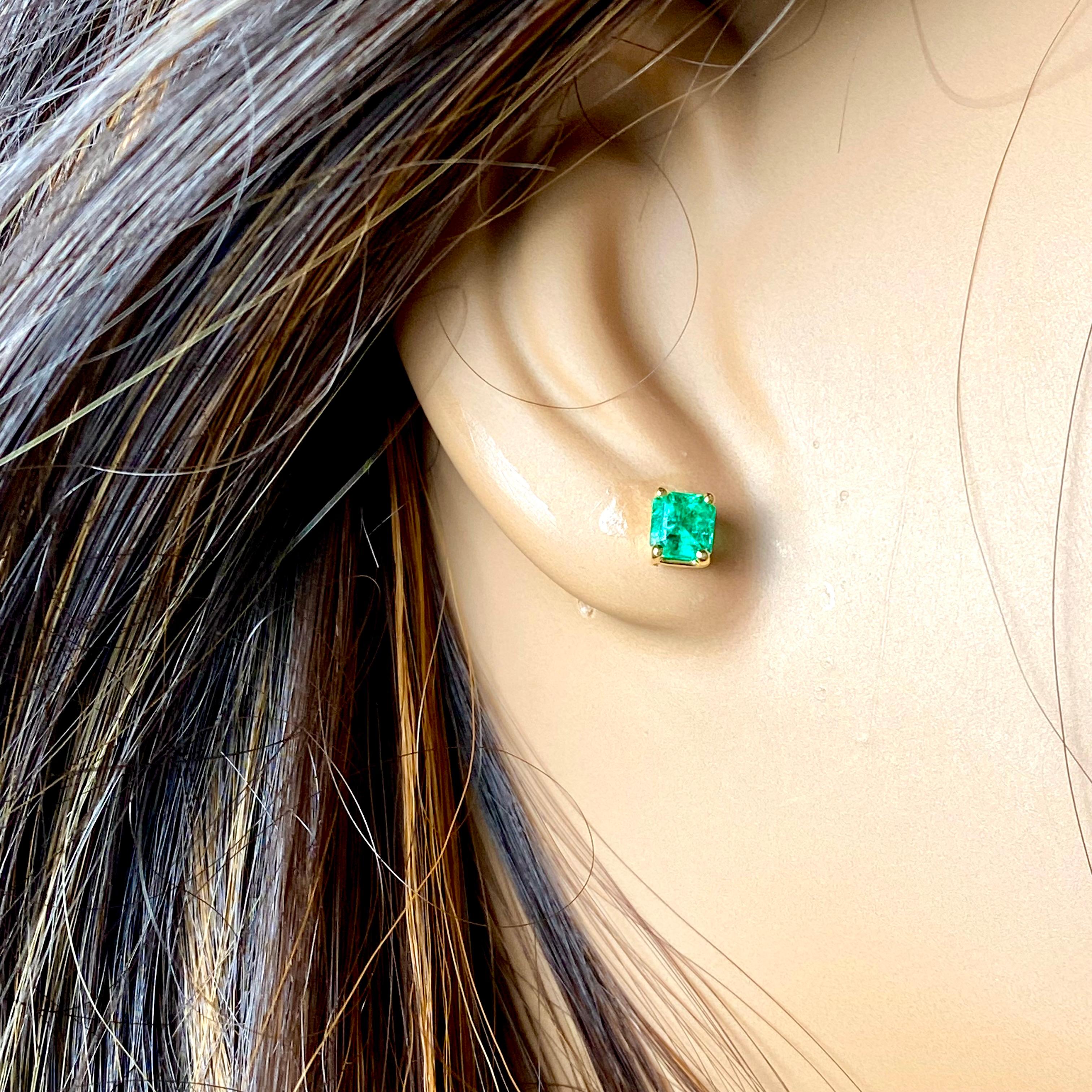 Women's or Men's Emerald Shaped Colombia Emerald 0.93 Carat Yellow Gold 0.20 Inch Stud Earrings