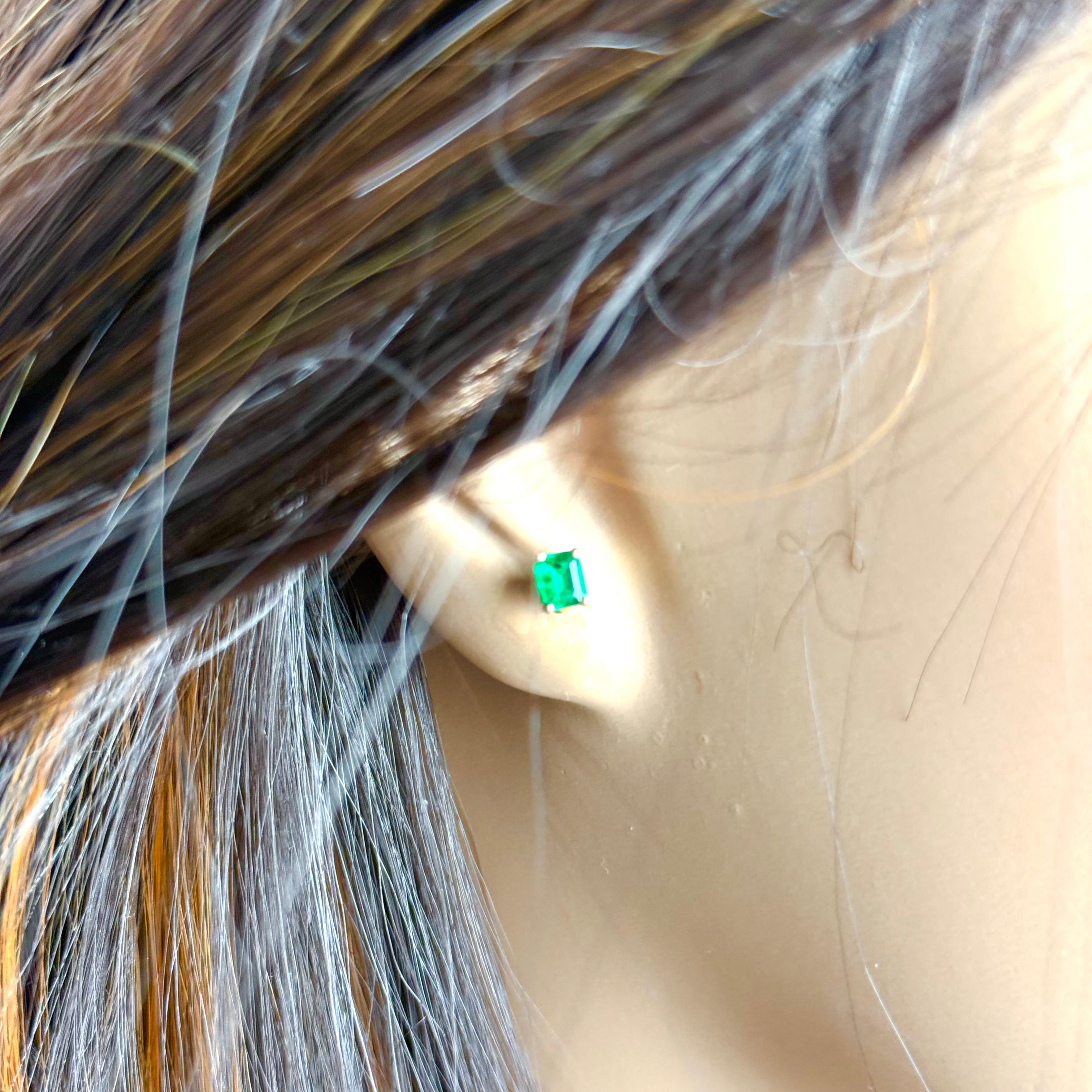 Emerald Shaped Colombia Emerald 0.98 Carat Yellow Gold Mini Stud Earrings In New Condition In New York, NY