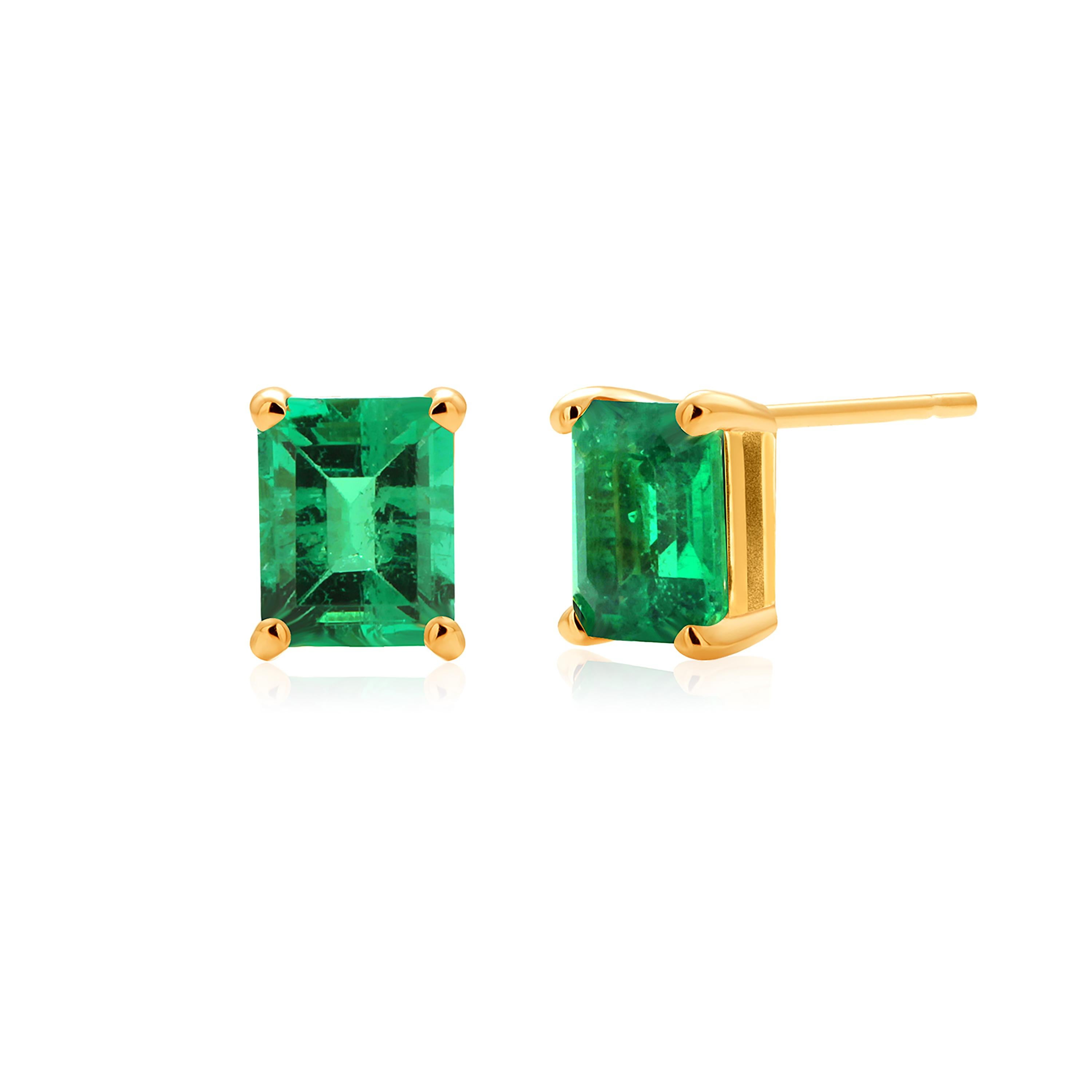 Women's or Men's Emerald Shaped Colombia Emerald 0.98 Carat Yellow Gold Mini Stud Earrings