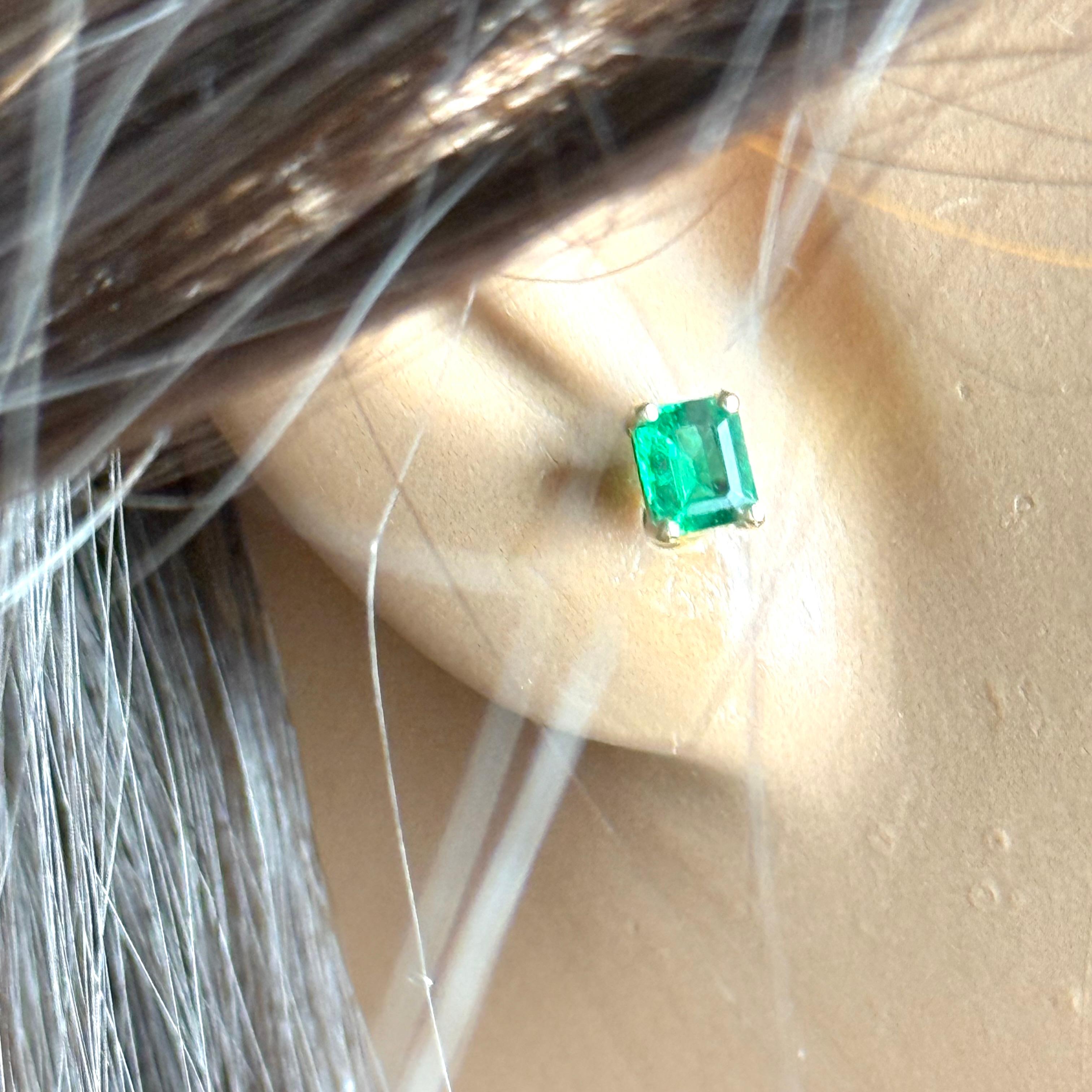 Emerald Shaped Colombia Emerald 0.98 Carat Yellow Gold Mini Stud Earrings 1