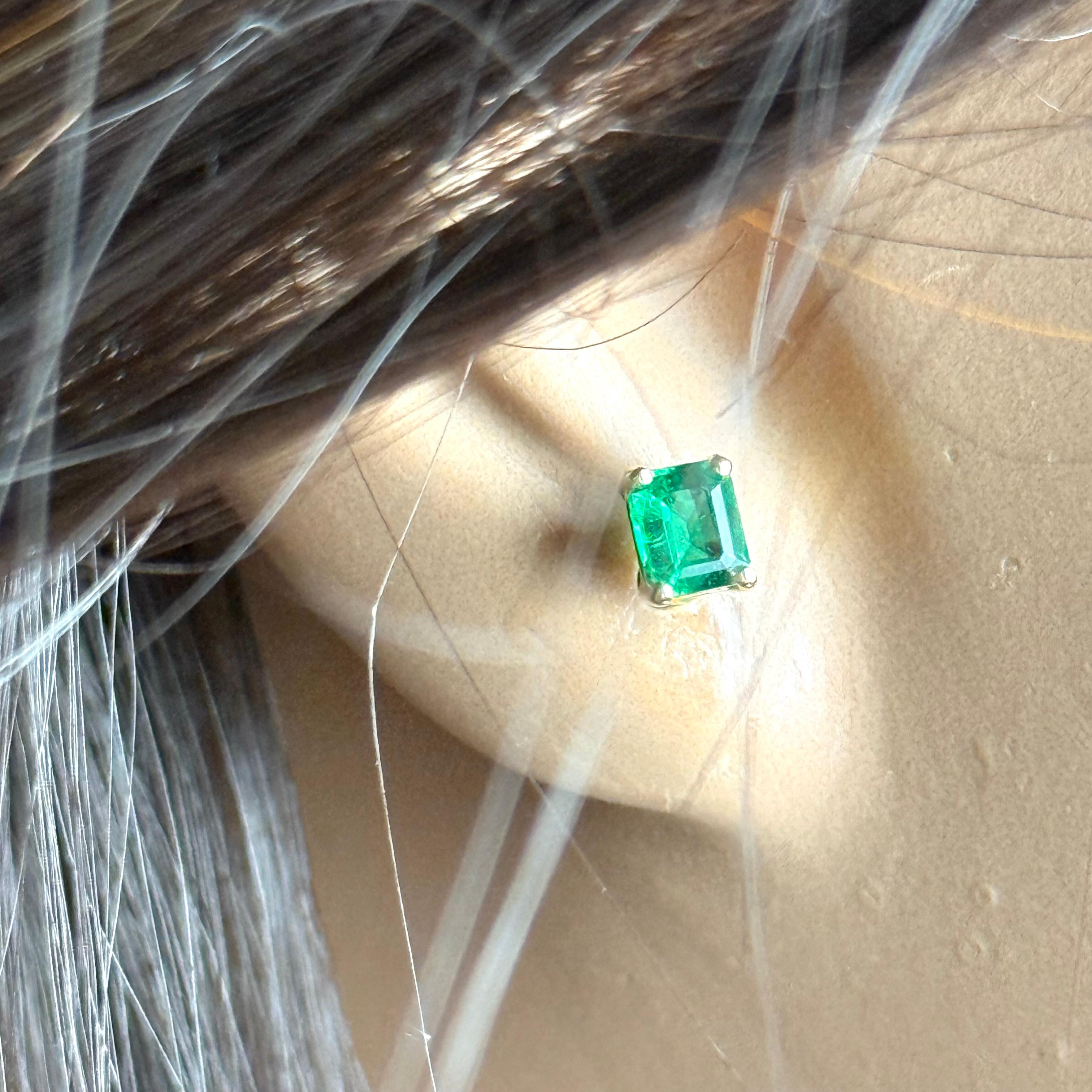 Emerald Shaped Colombia Emerald 0.98 Carat Yellow Gold Mini Stud Earrings 3