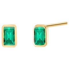Orecchini con castone in oro giallo a forma di smeraldo della Colombia