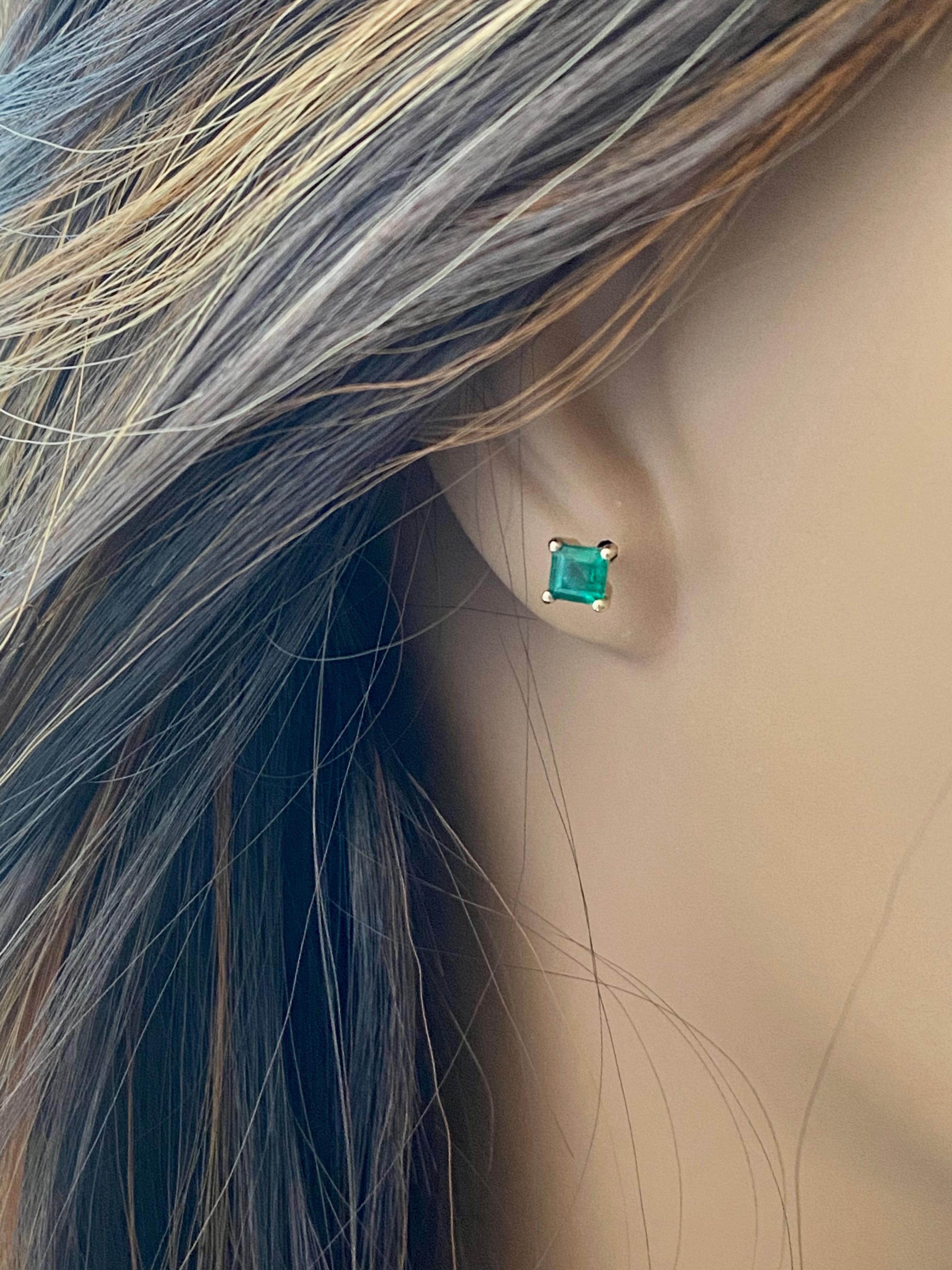 Contemporary Emerald Shaped Colombia Emerald Yellow Gold Screw Back Stud Earrings
