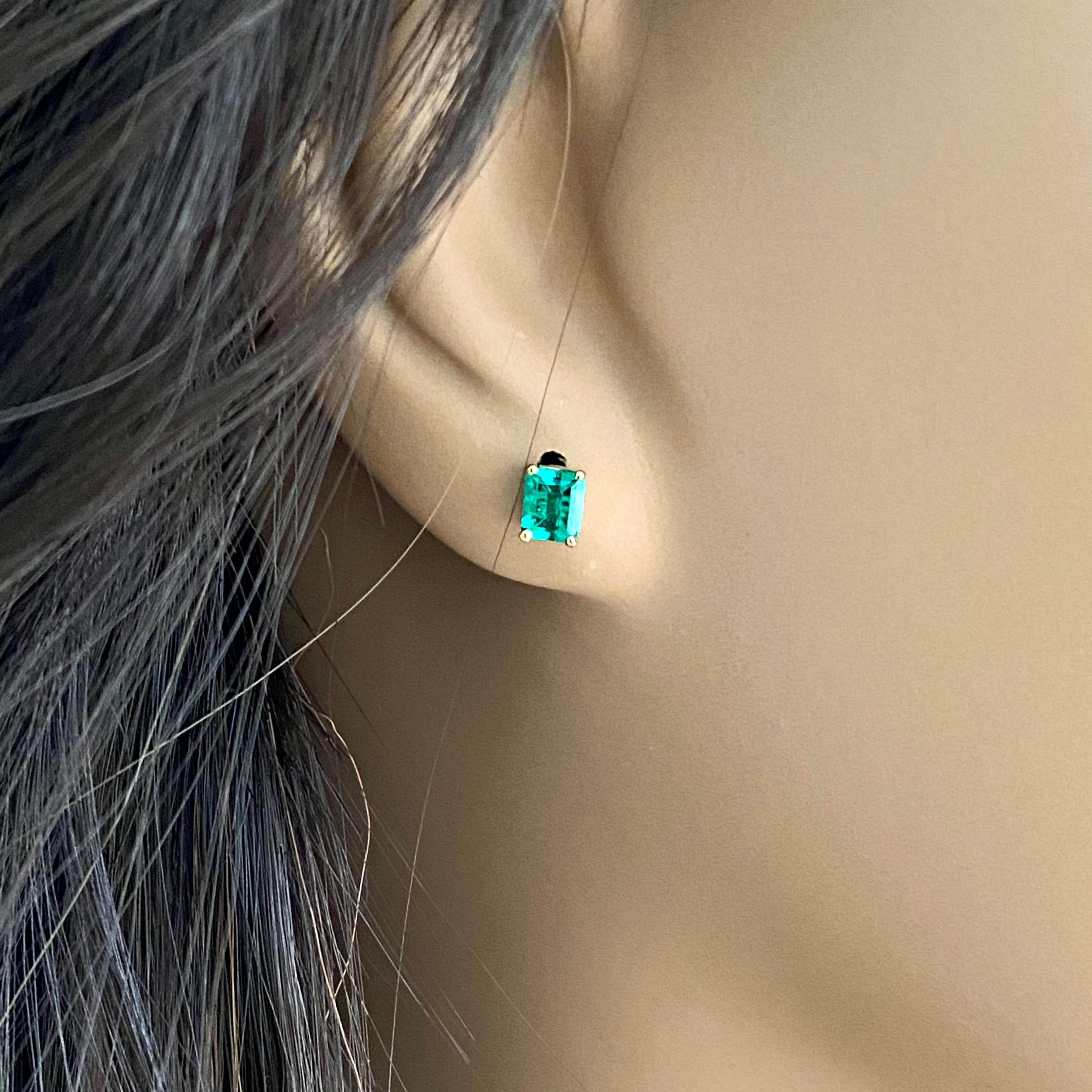 Women's or Men's Emerald Shaped Colombia Emerald 0.98 Carat Yellow Gold 0.20 Inch Stud Earrings For Sale