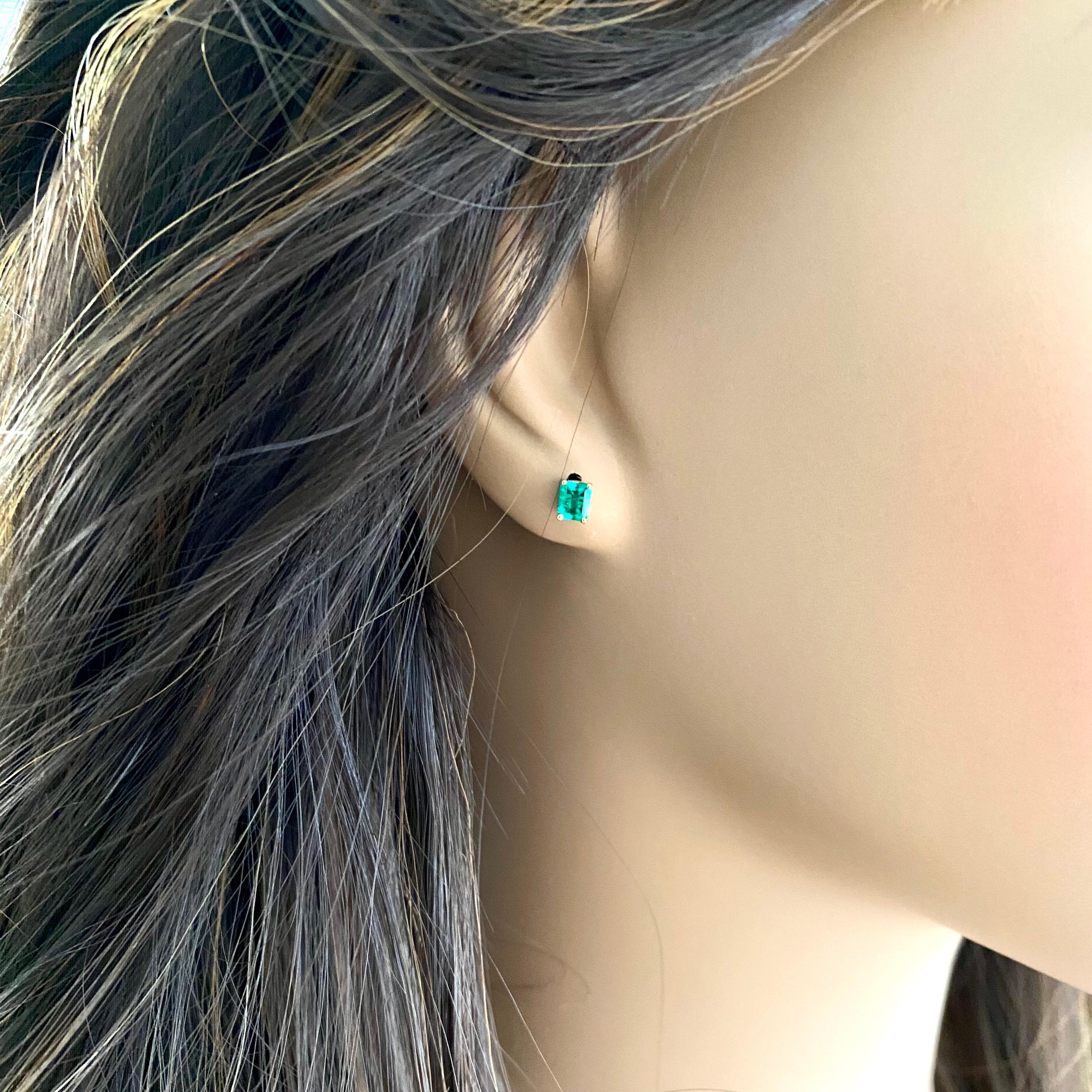 Emerald Shaped Colombia Emerald 0.98 Carat Yellow Gold 0.20 Inch Stud Earrings For Sale 4