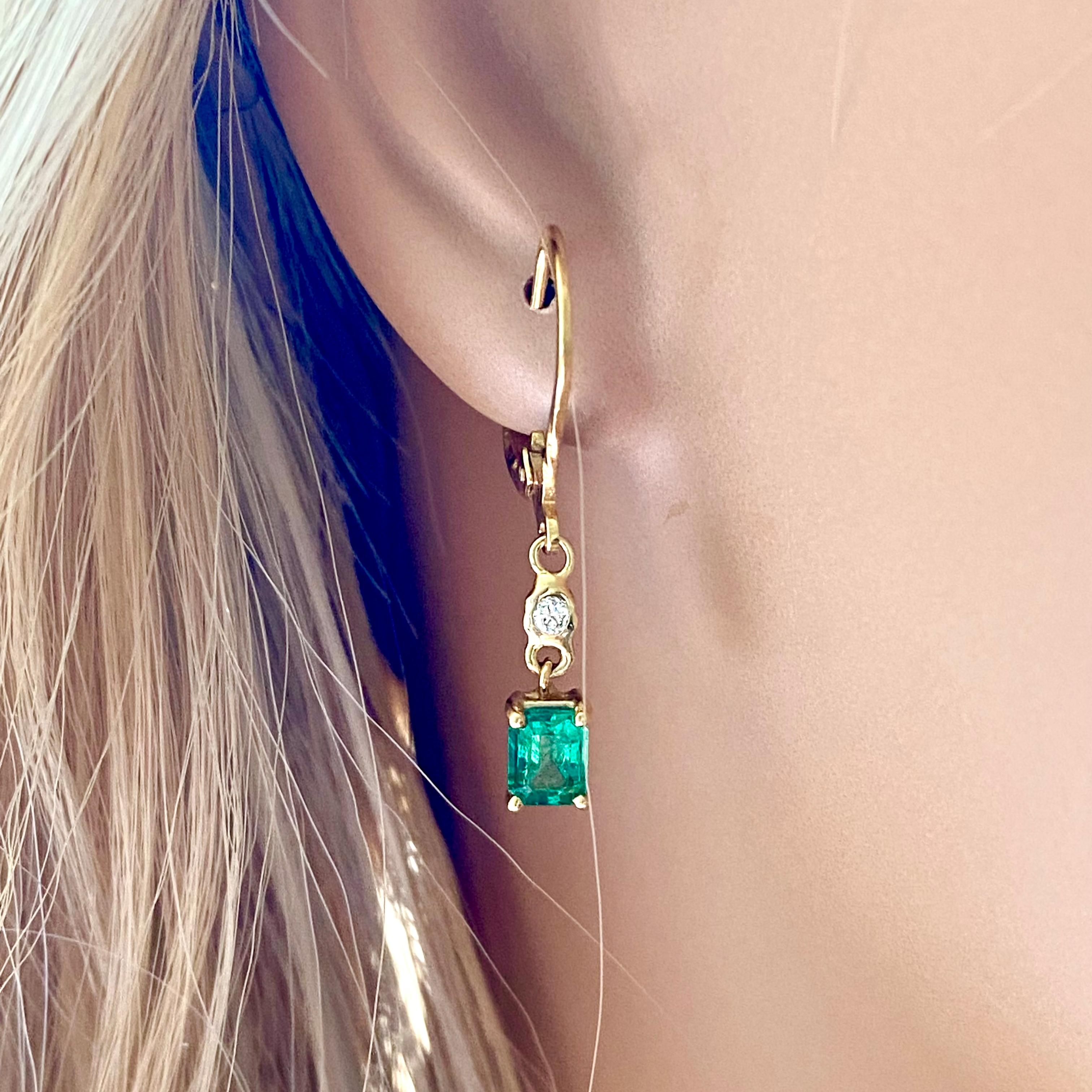 Emerald Shaped Emerald Diamond 0.90 Carat Yellow Gold Drop 1.25 Inch Earrings In New Condition In New York, NY