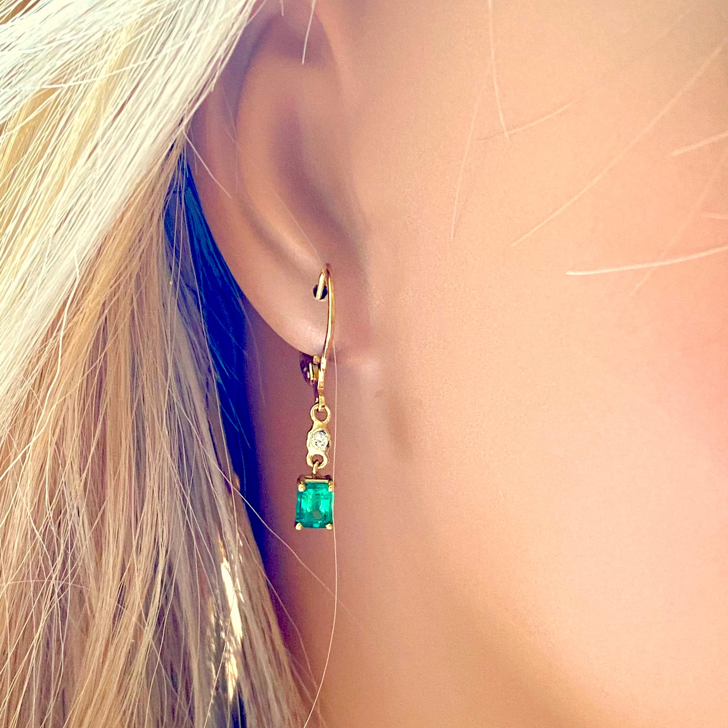Contemporain Boucles d'oreilles en or jaune de 1,25 pouce avec diamants et émeraude en forme d'émeraude de 0,90 carat