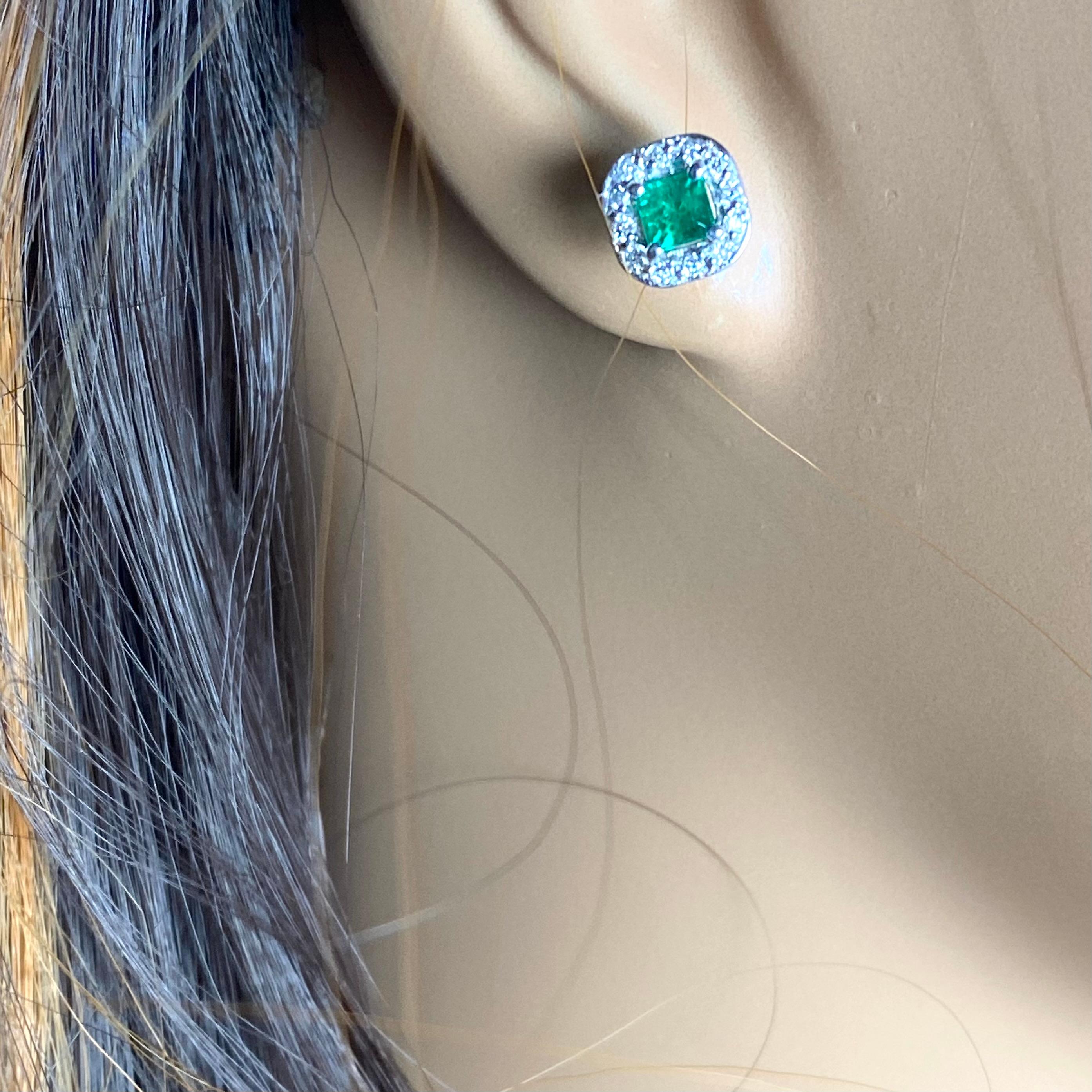 Taille émeraude Boucles d'oreilles de 0,32 pouce en or blanc avec halo de diamants en forme d'émeraude de 1,20 carat en vente