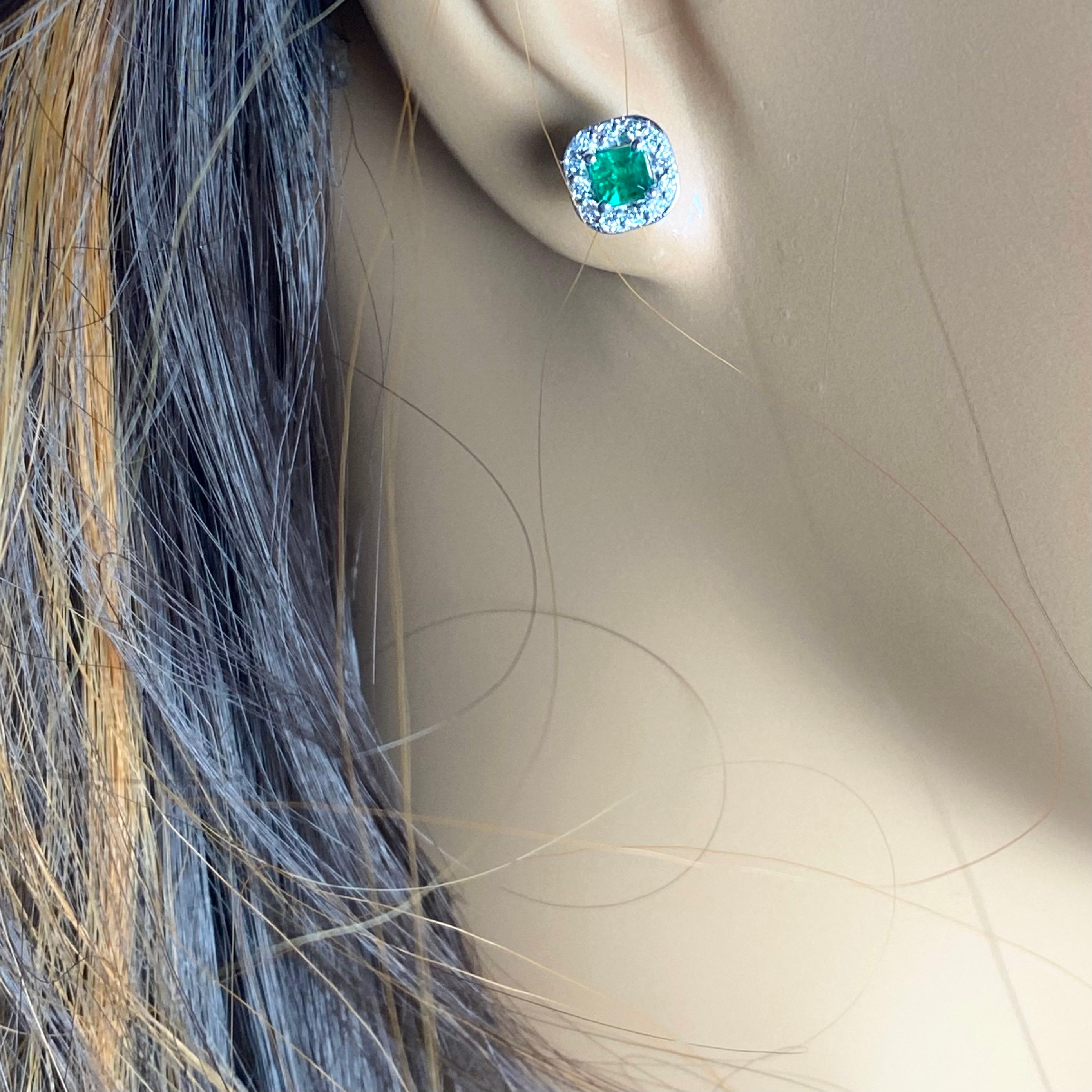 Boucles d'oreilles de 0,32 pouce en or blanc avec halo de diamants en forme d'émeraude de 1,20 carat Pour femmes en vente