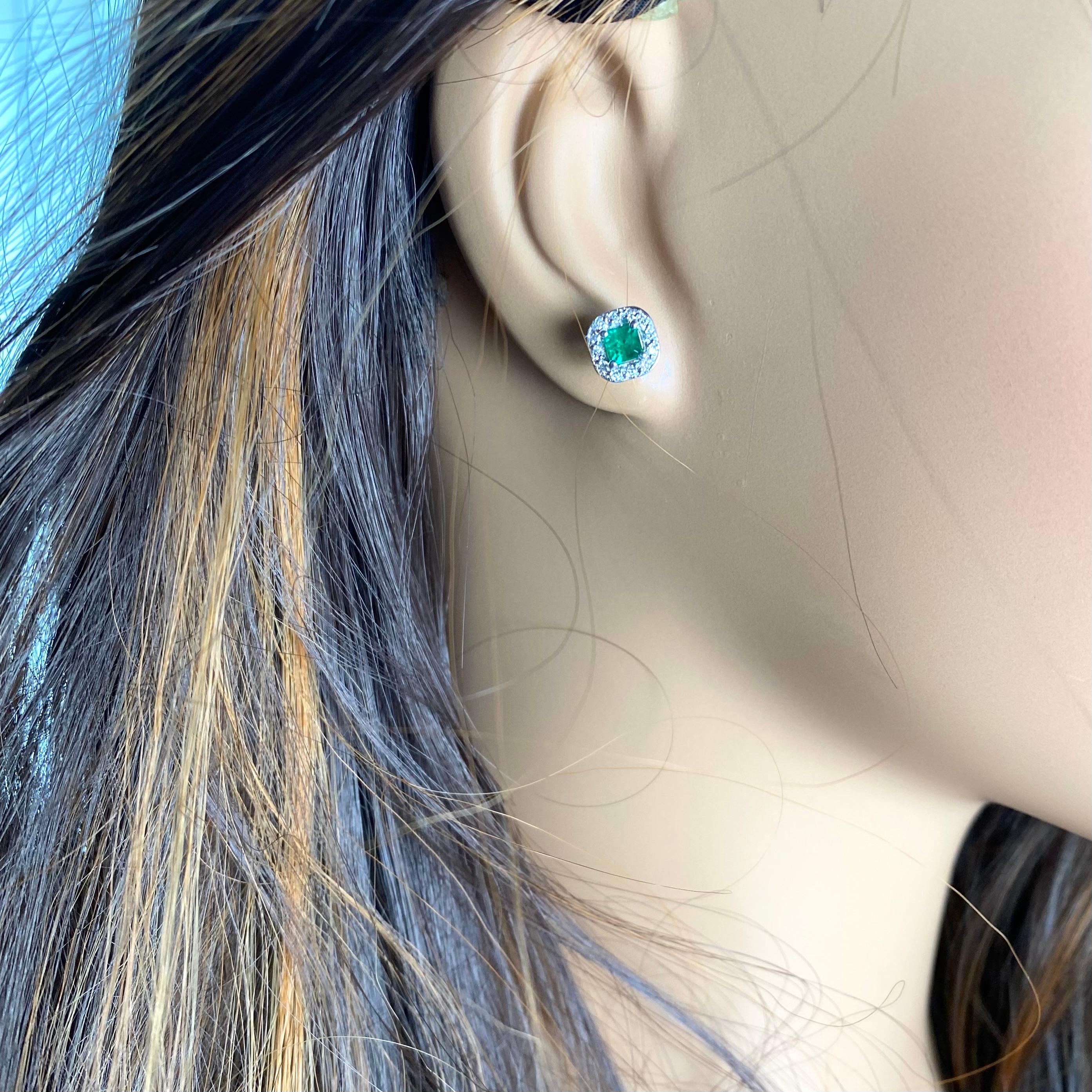 Boucles d'oreilles de 0,32 pouce en or blanc avec halo de diamants en forme d'émeraude de 1,20 carat en vente 1