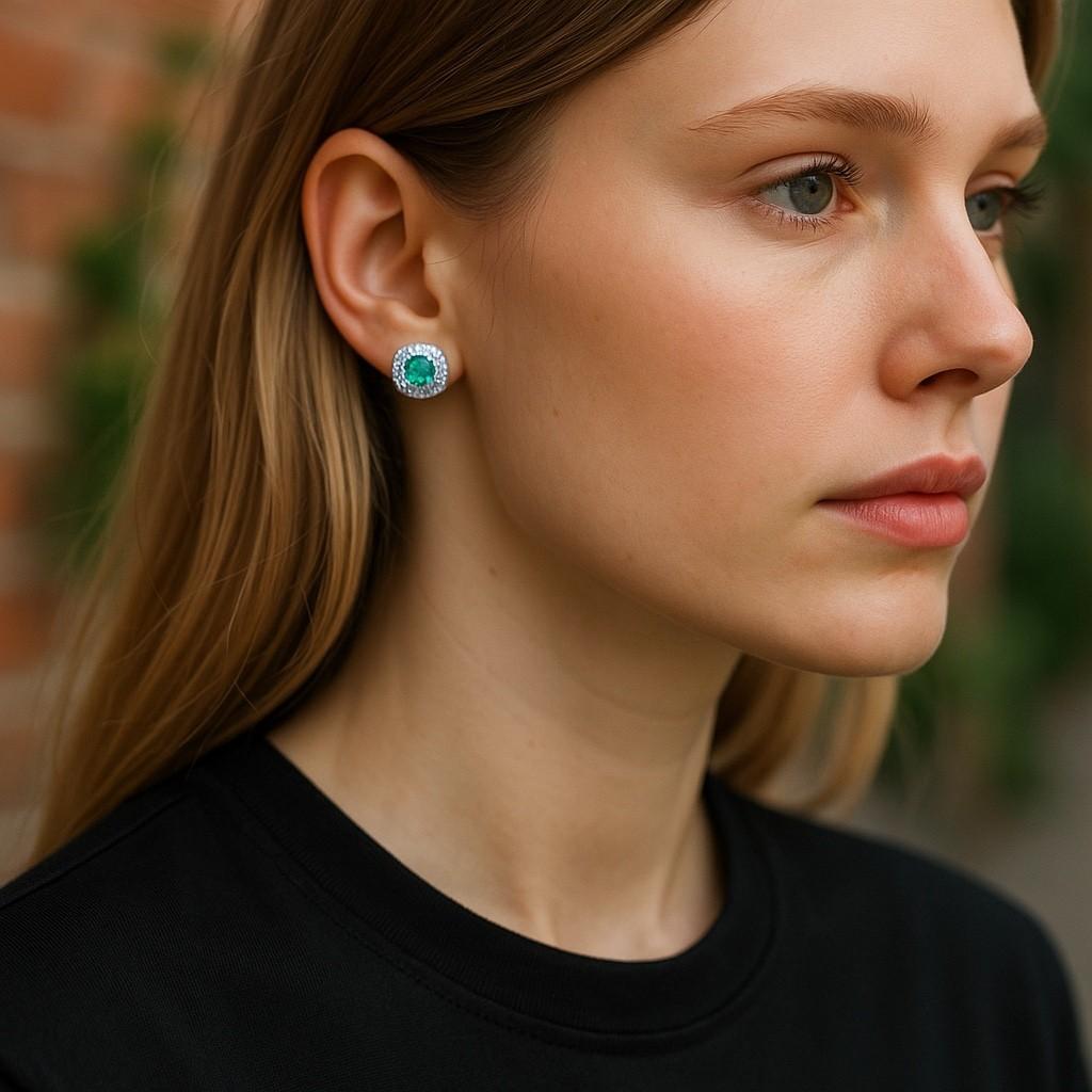 Contemporain Boucles d'oreilles de 0,32 pouce en or blanc avec halo de diamants en forme d'émeraude de 1,20 carat en vente