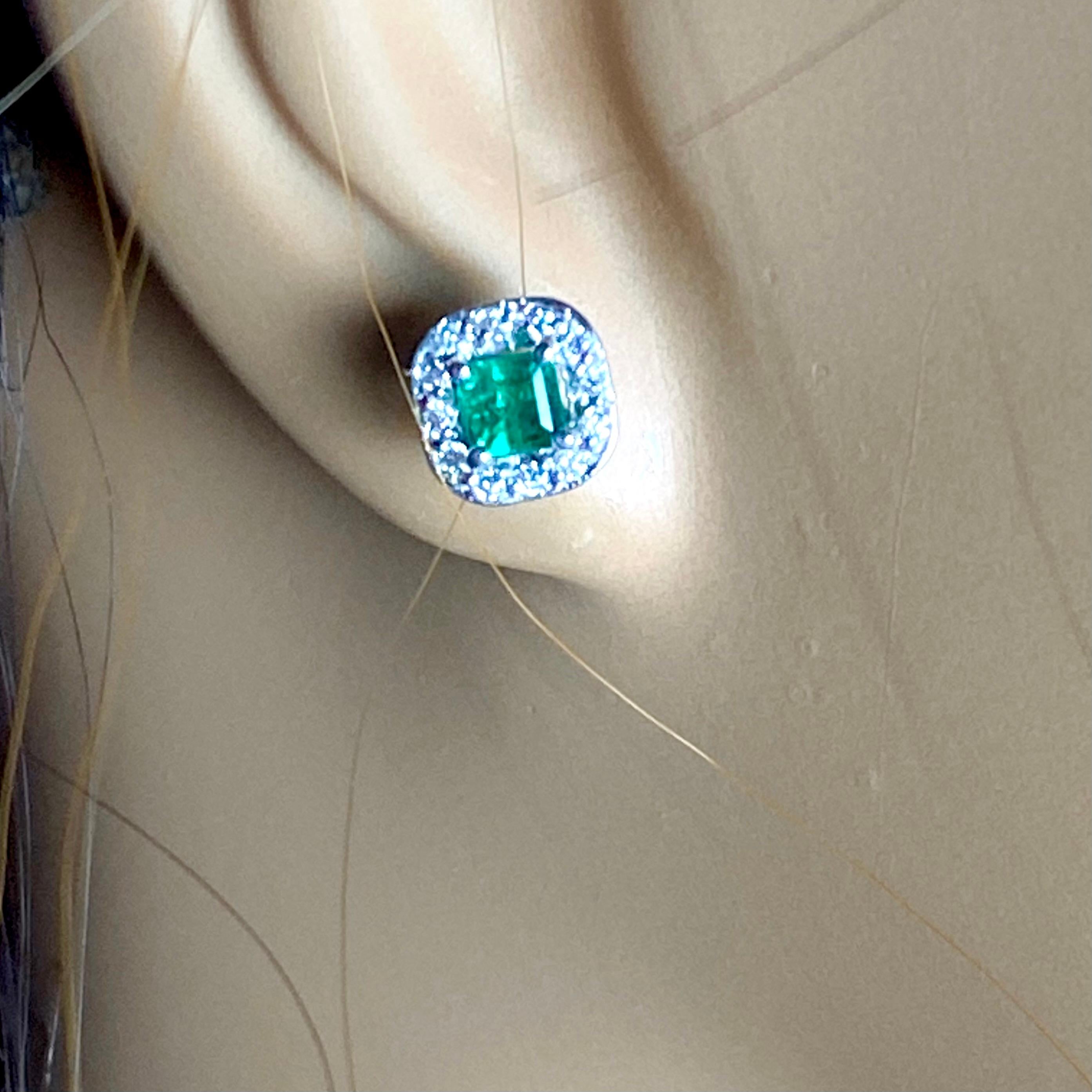 Boucles d'oreilles de 0,32 pouce en or blanc avec halo de diamants en forme d'émeraude de 1,20 carat Neuf - En vente à New York, NY