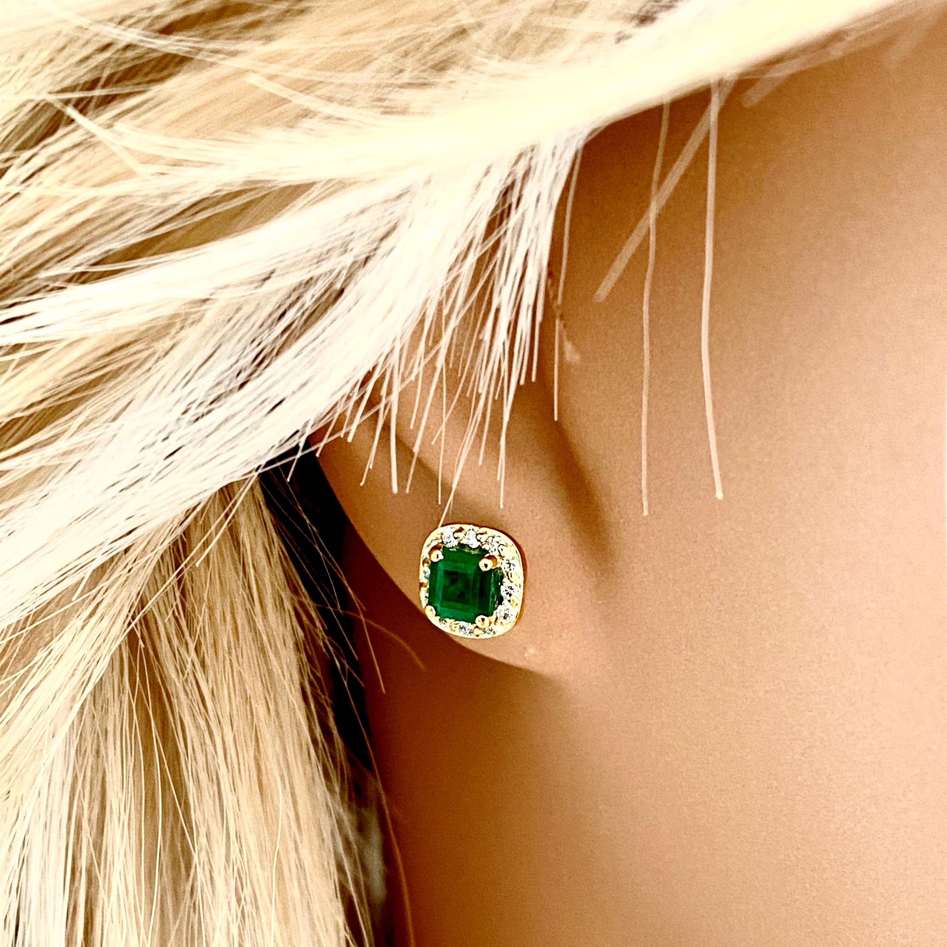Smaragdförmige Smaragd-Diamant-Ohrringe mit 1,20 Karat Halo aus Gelbgold 0,35 Zoll im Angebot 1