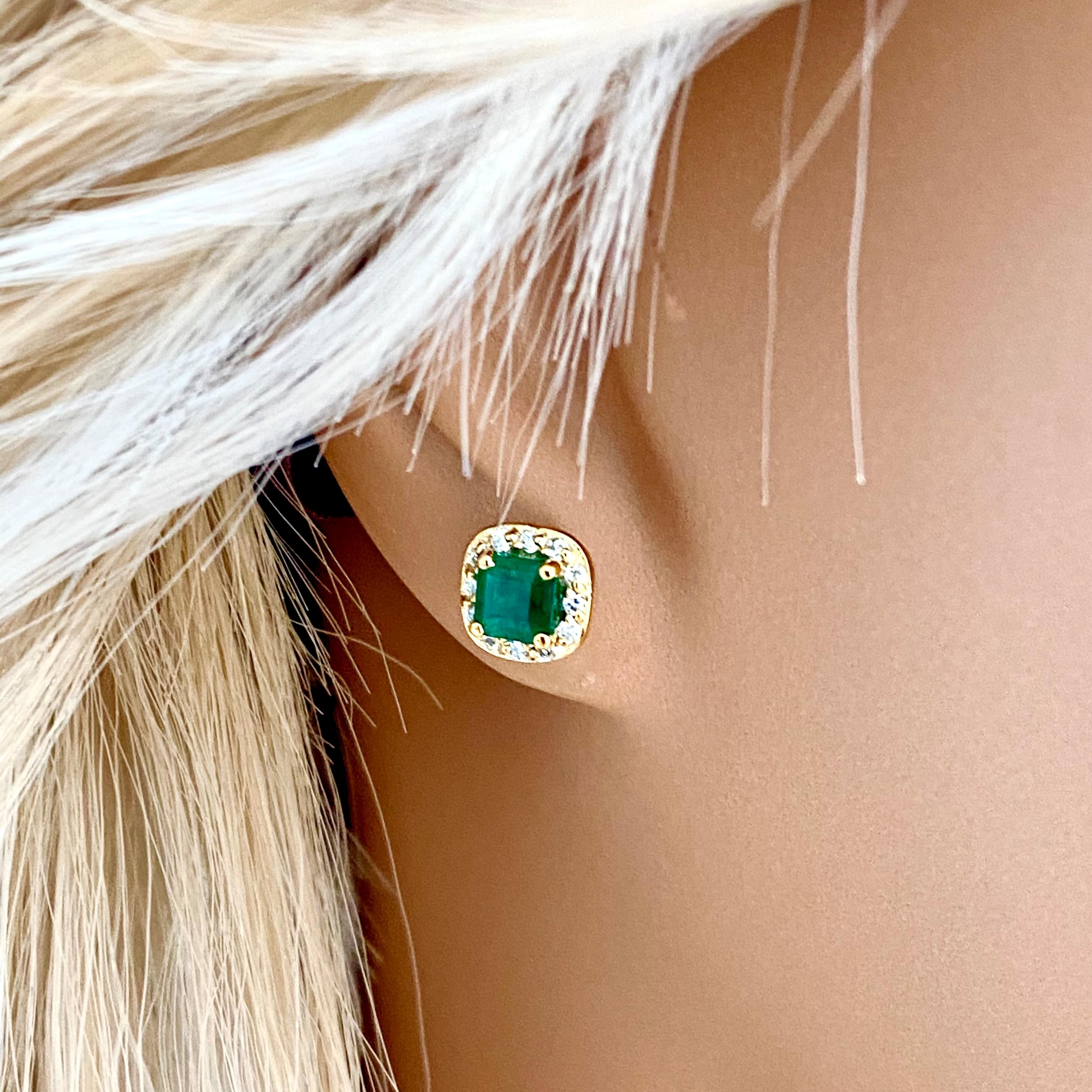 Smaragdförmige Smaragd-Diamant-Ohrringe mit 1,20 Karat Halo aus Gelbgold 0,35 Zoll im Angebot 3