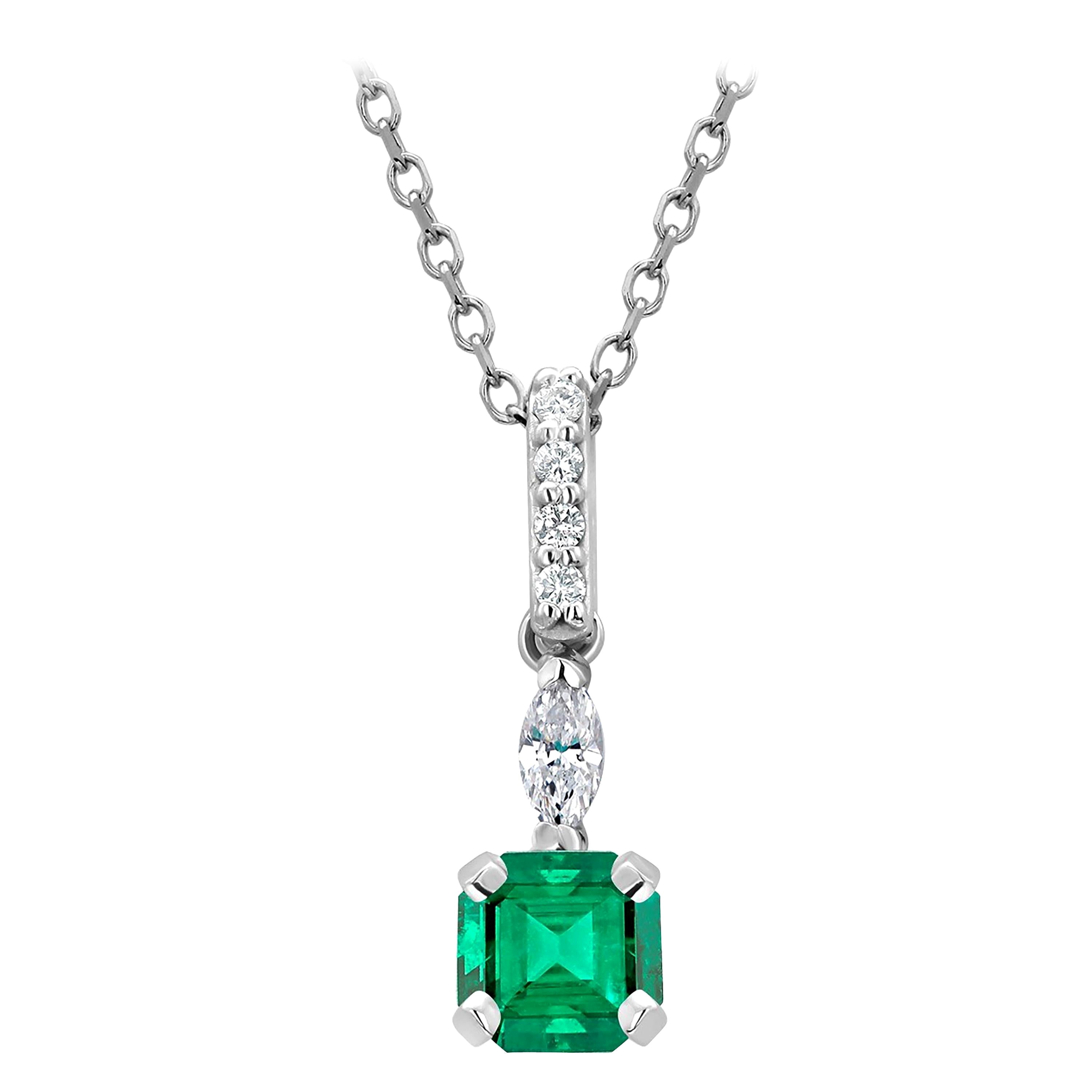Collar Colgante de Oro con Diamante Marquesa en Forma de Esmeralda Moderno