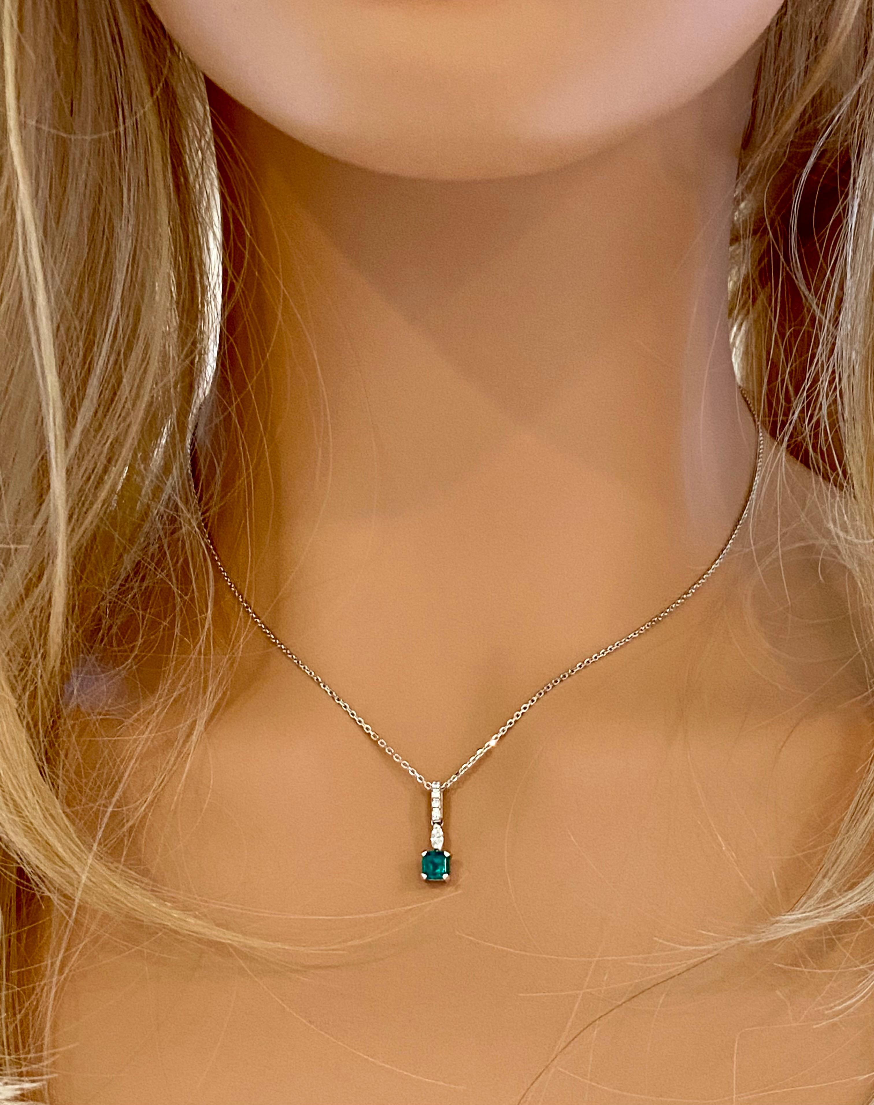 Colgante de collar de oro blanco de 14 quilates con esmeralda
Collar de 18 pulgadas de largo
Colombia esmeralda talla esmeralda  con un peso de 0,90 quilates
Un diamante marquesa de 0,10 quilates
Fianza de diamantes de 0.09 quilates
El tono