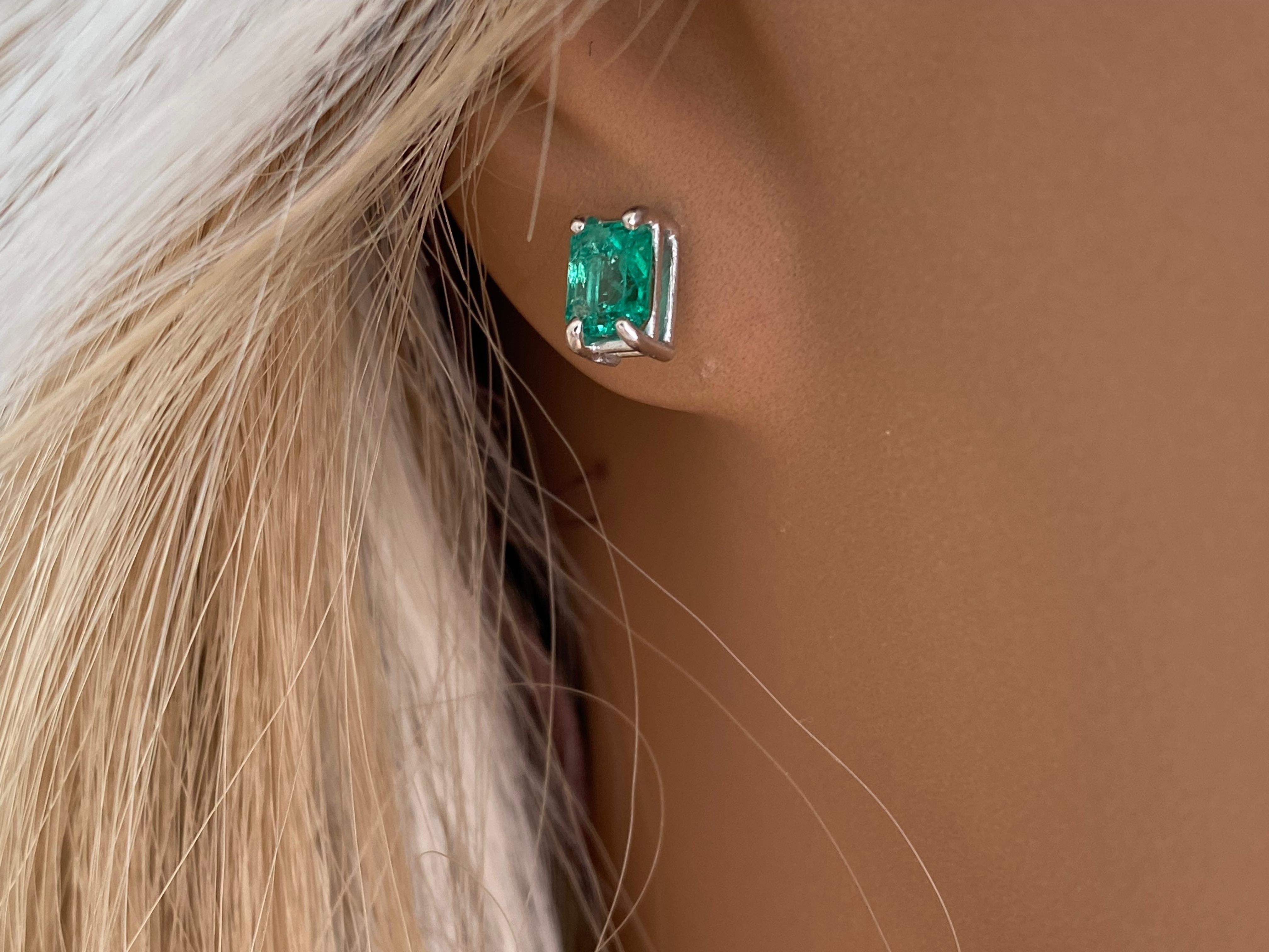 Contemporary Emerald Shaped Emerald White Gold Stud Earrings 