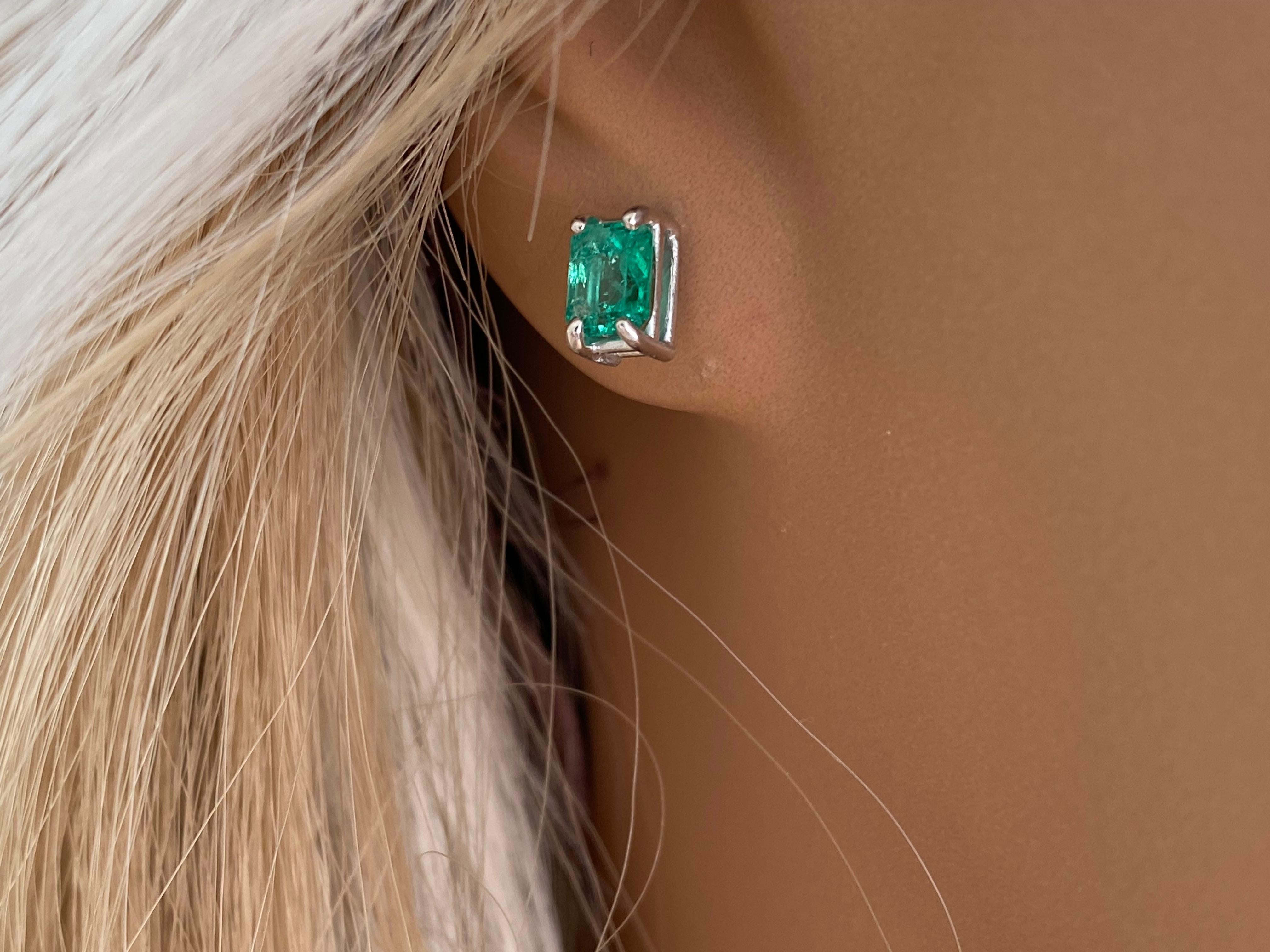 Contemporary Emerald Shaped Emerald White Gold Stud Earrings