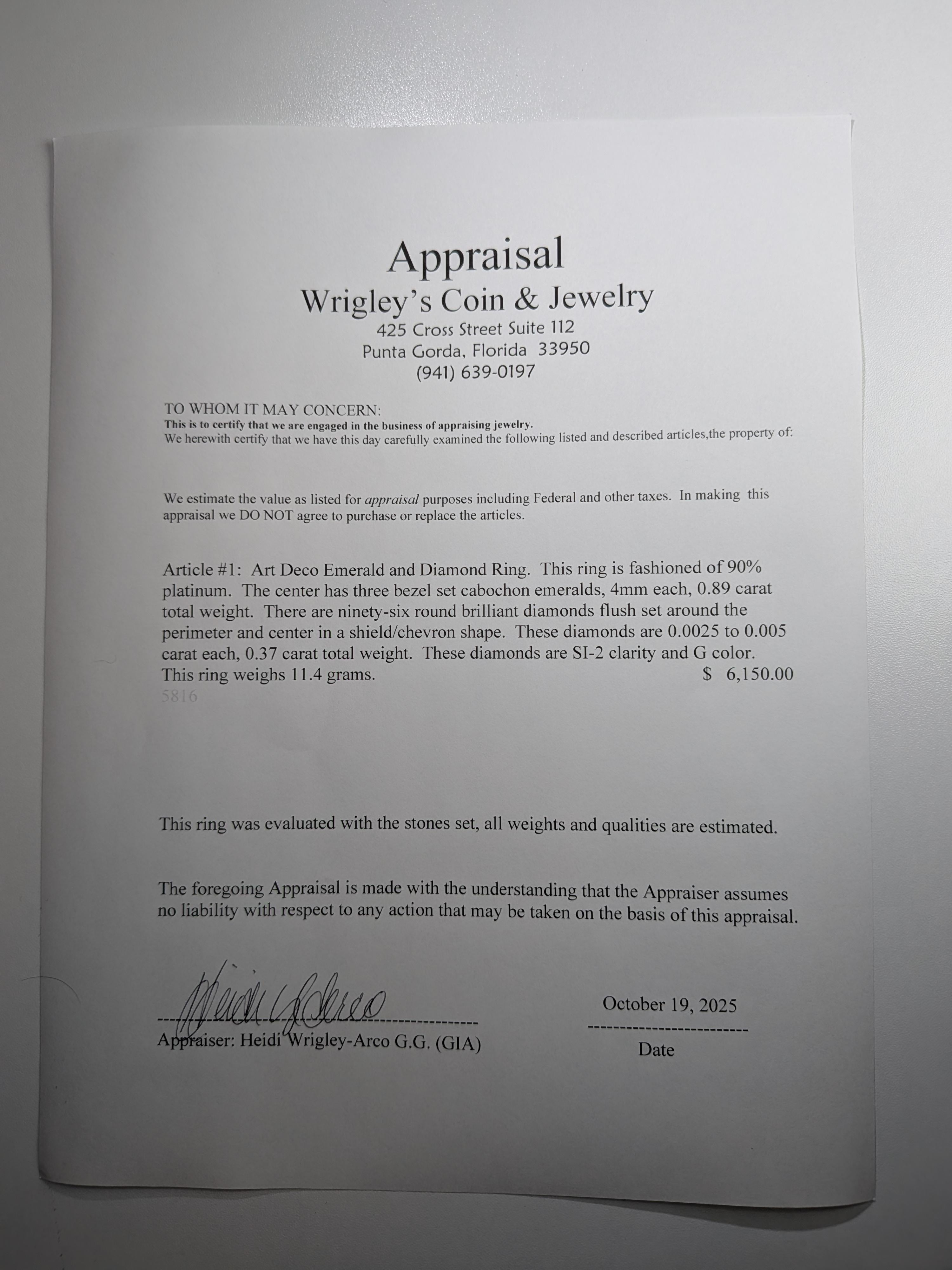 Anello con scudo di smeraldo. Anello scudo in platino Smeraldo cabochon e diamante a fascia larga in vendita 4