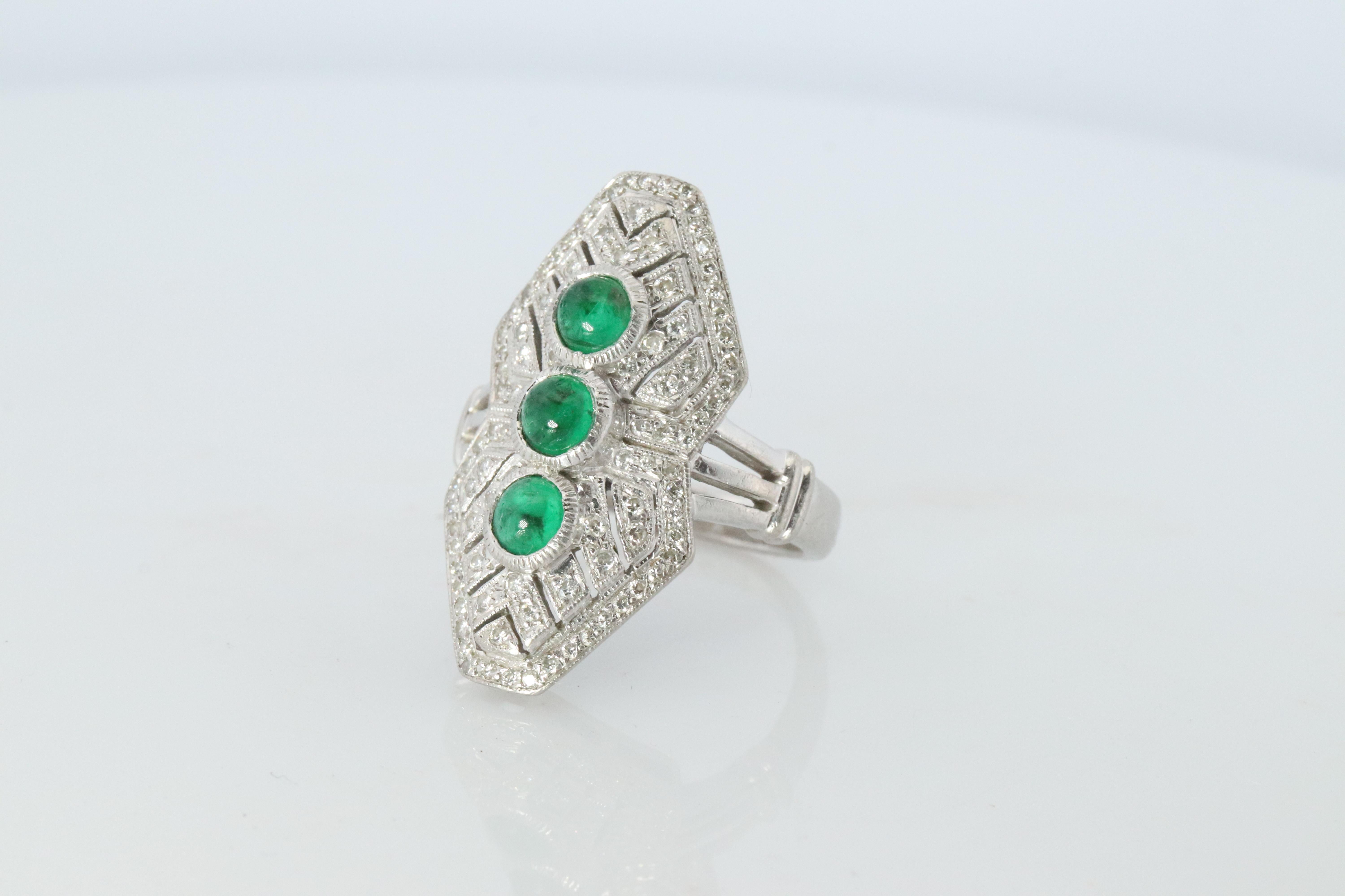 Anello con scudo di smeraldo. Anello scudo in platino Smeraldo cabochon e diamante a fascia larga in vendita 2