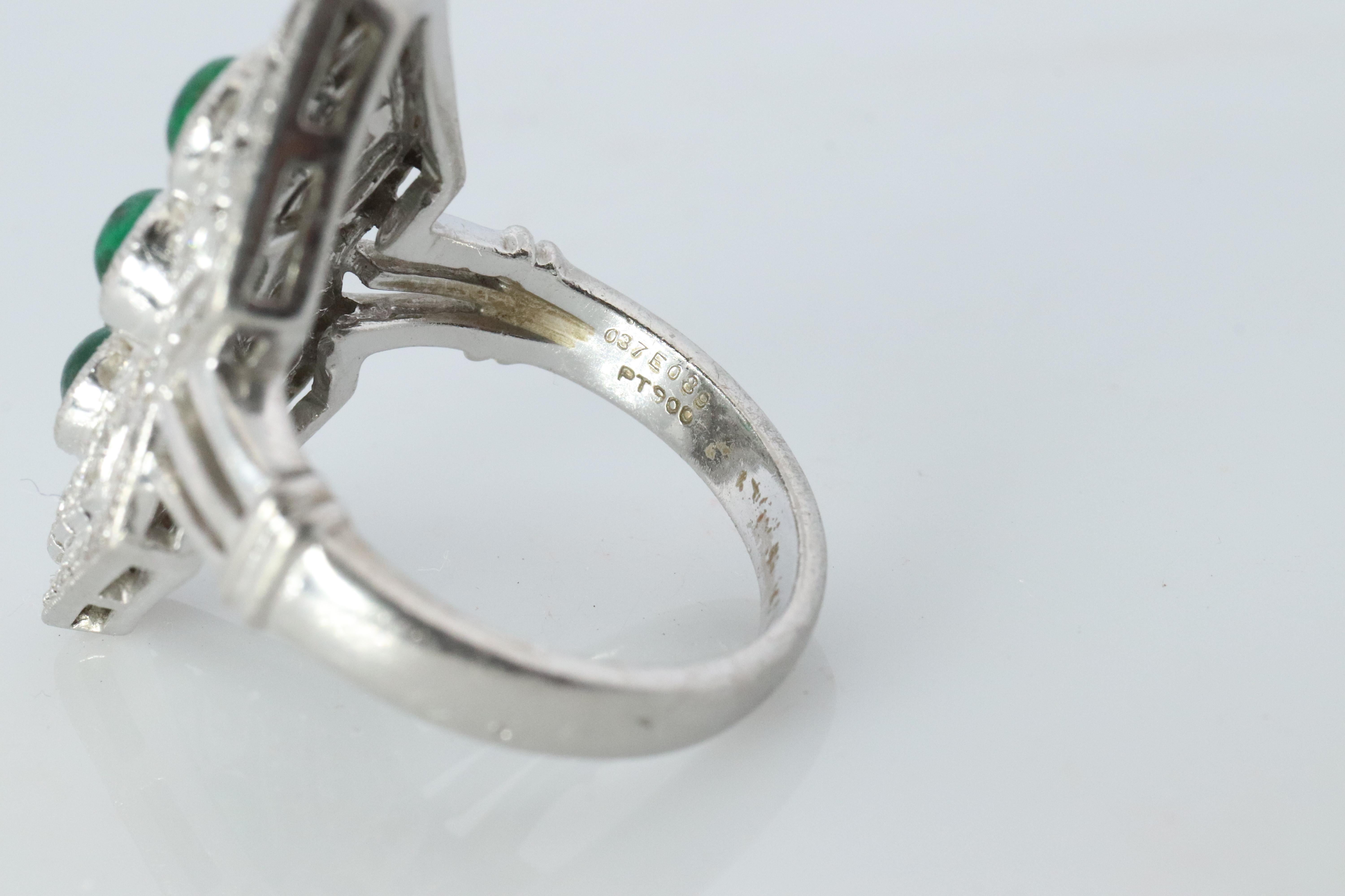 Anello con scudo di smeraldo. Anello scudo in platino Smeraldo cabochon e diamante a fascia larga in vendita 3