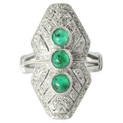 Anello con scudo di smeraldo. Anello scudo in platino Smeraldo cabochon e diamante a fascia larga