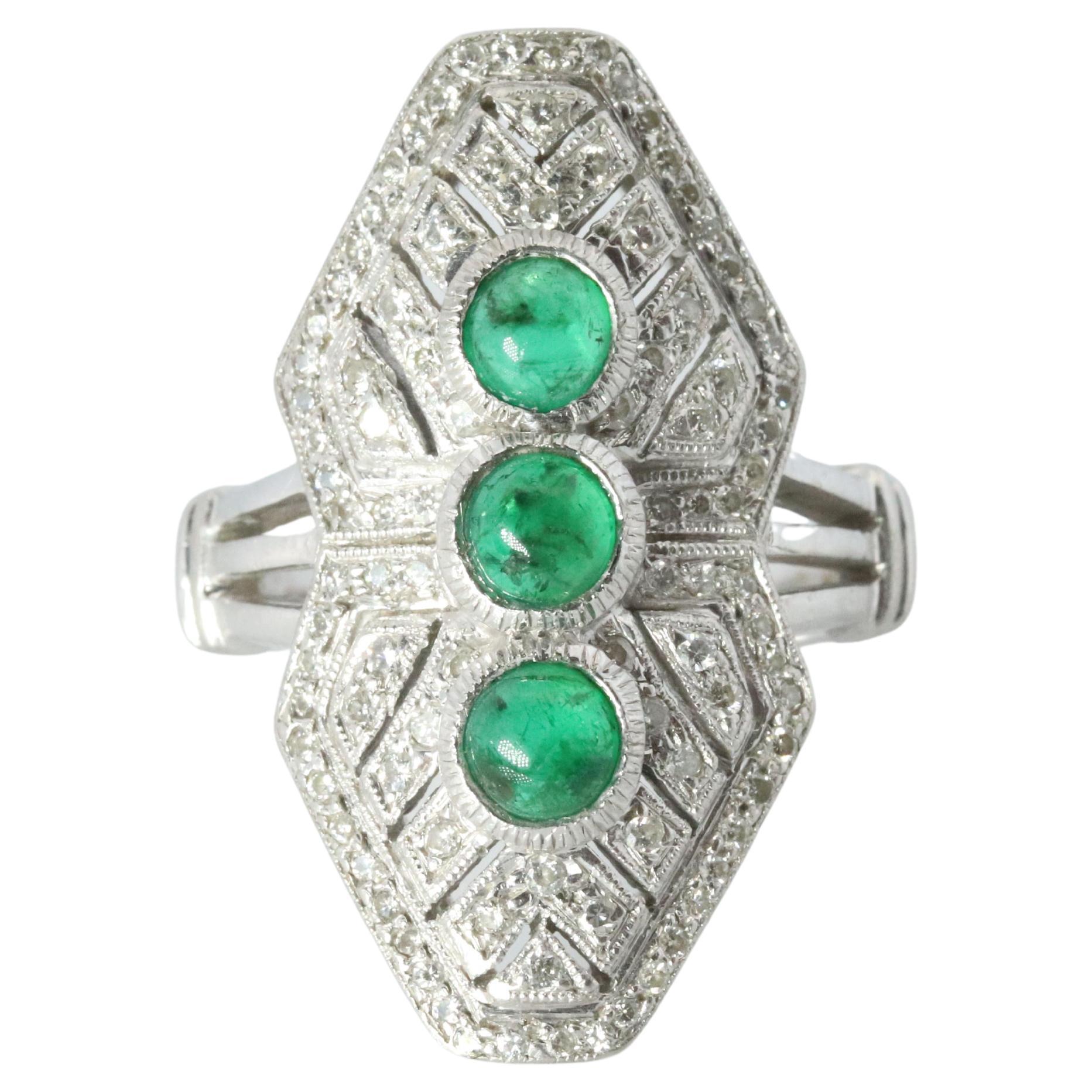 Anello con scudo di smeraldo. Anello scudo in platino Smeraldo cabochon e diamante a fascia larga