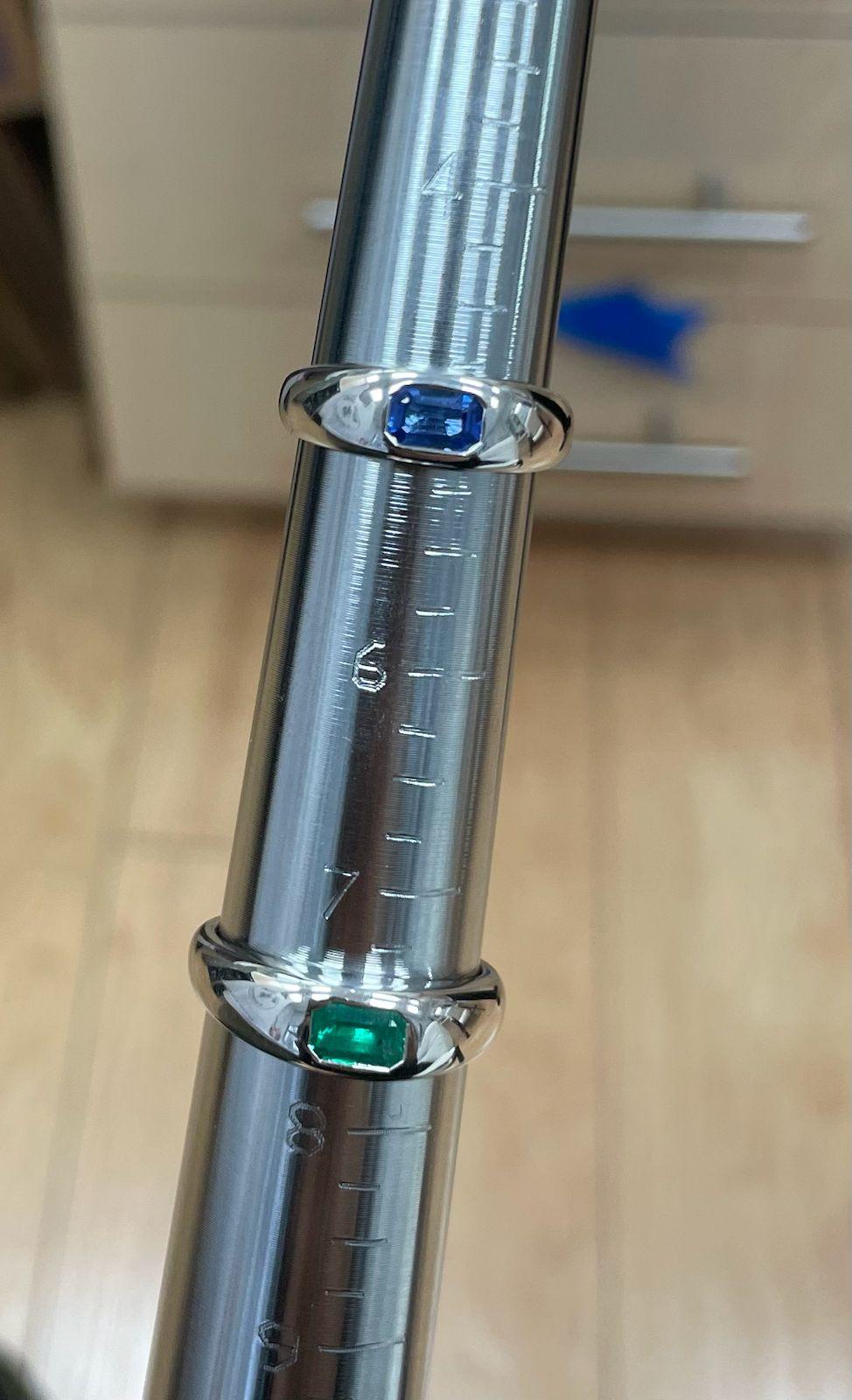 Artisan Bague chevalière en or blanc 14 ct, émeraude en vente