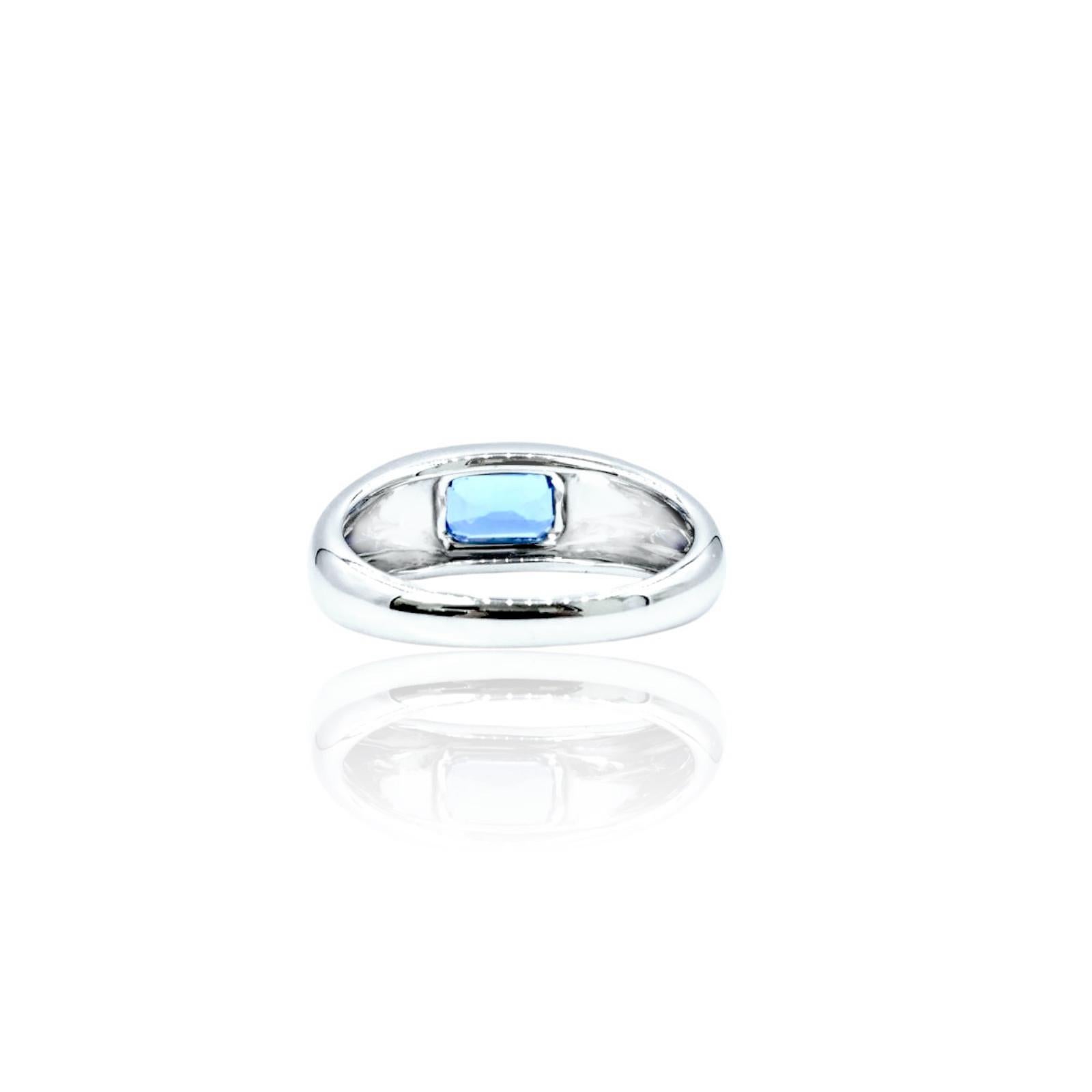 Taille émeraude Bague chevalière en or blanc 14 ct, émeraude en vente