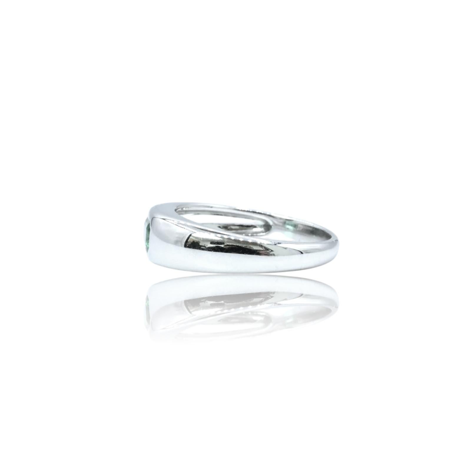 Bague chevalière en or blanc 14 ct, émeraude Unisexe en vente