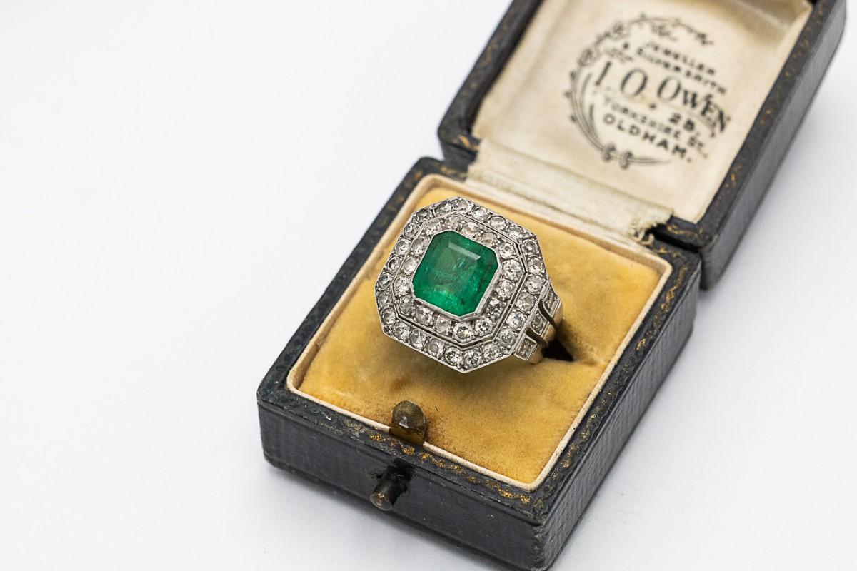 Un anello unico realizzato in oro bianco a 14 carati (finezza 0,585) e platino (finezza 0,950).
Il punto centrale è un impressionante smeraldo del peso di circa 1,60 carati e di un bellissimo colore verde intenso.
Inoltre, l'anello è incastonato di