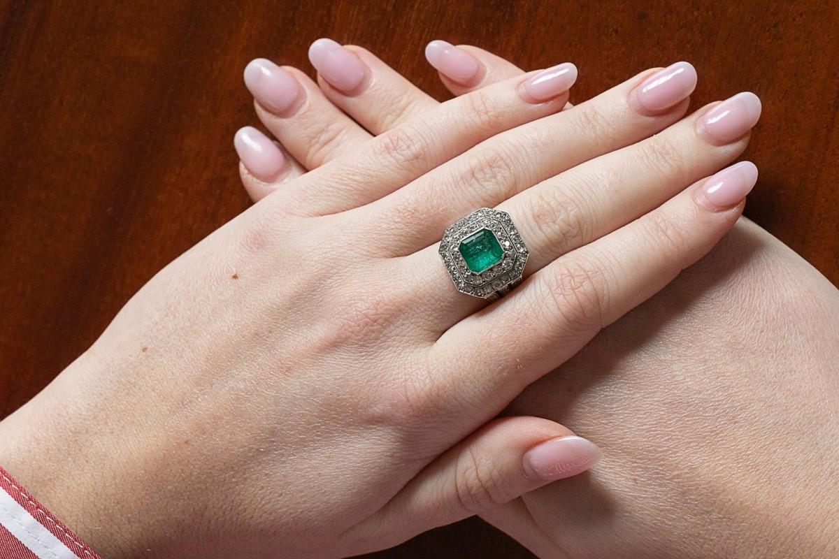Art Déco Anello tipo sigillo con smeraldo e diamanti di grande effetto in vendita