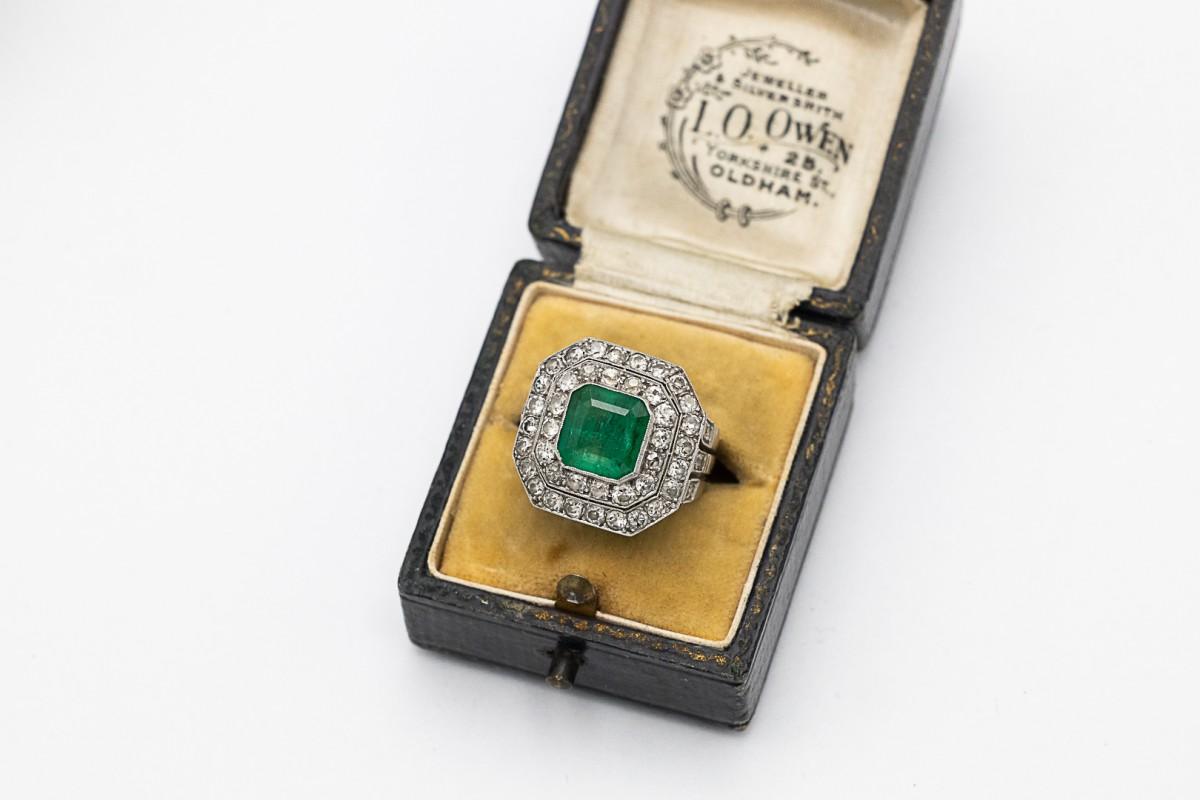 Anello tipo sigillo con smeraldo e diamanti di grande effetto In condizioni buone in vendita a Chorzów, PL