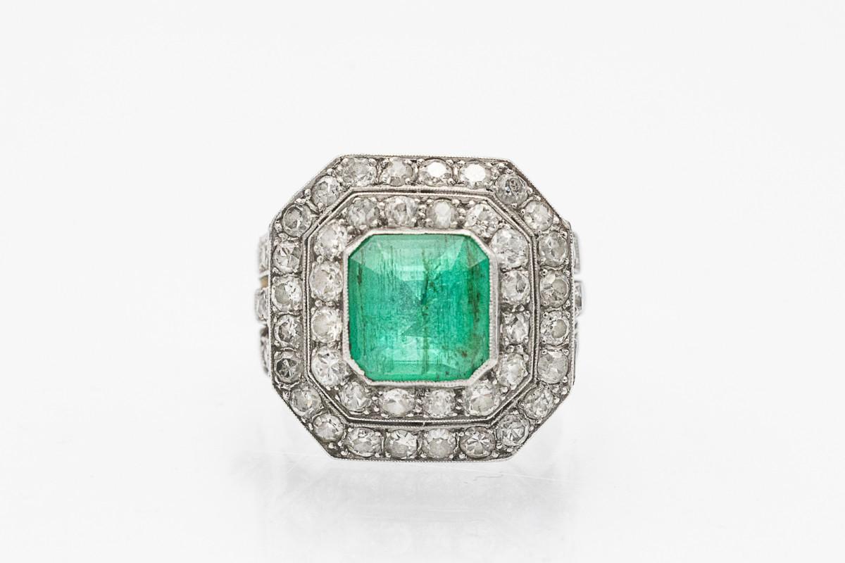 Anello tipo sigillo con smeraldo e diamanti di grande effetto in vendita 1