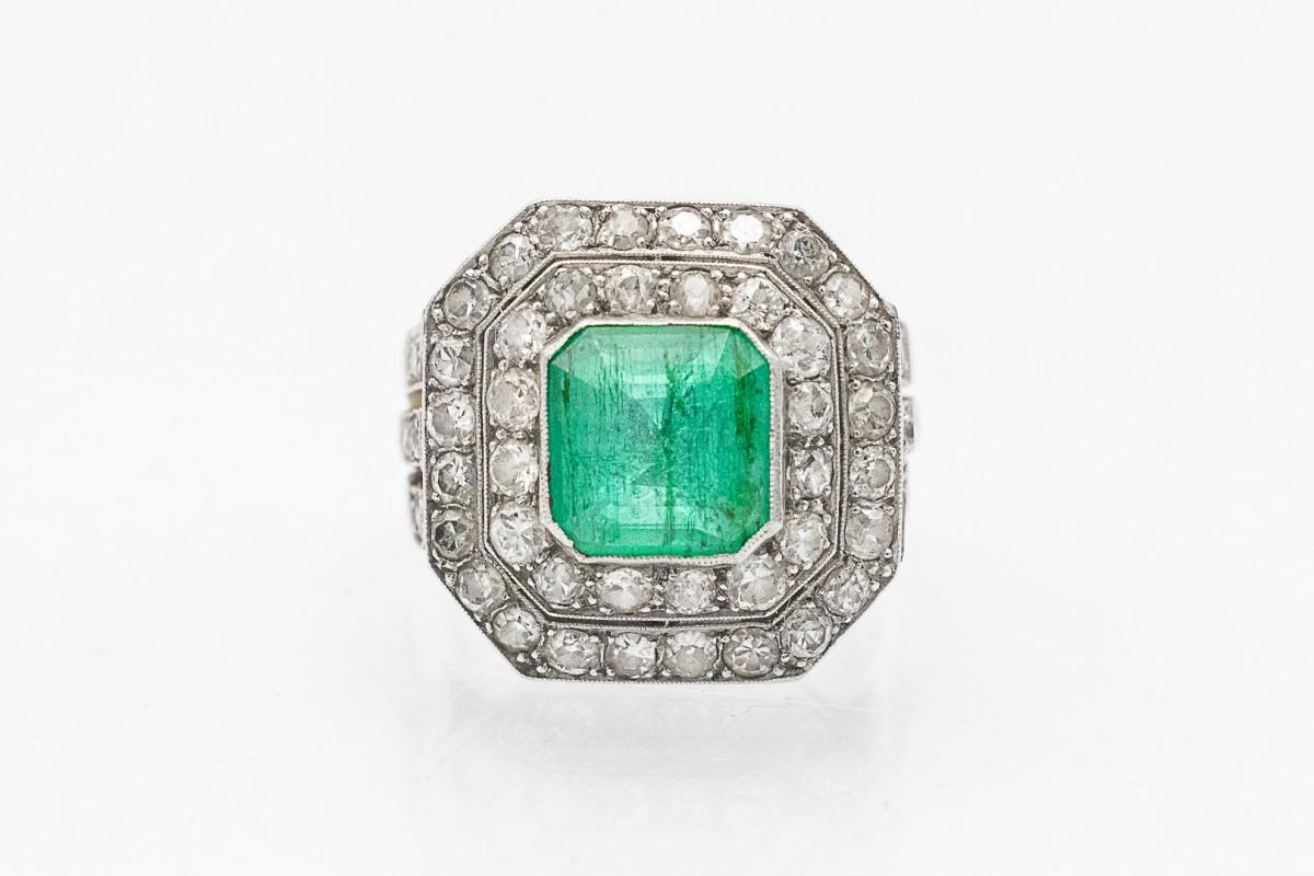 Anello tipo sigillo con smeraldo e diamanti di grande effetto in vendita 3