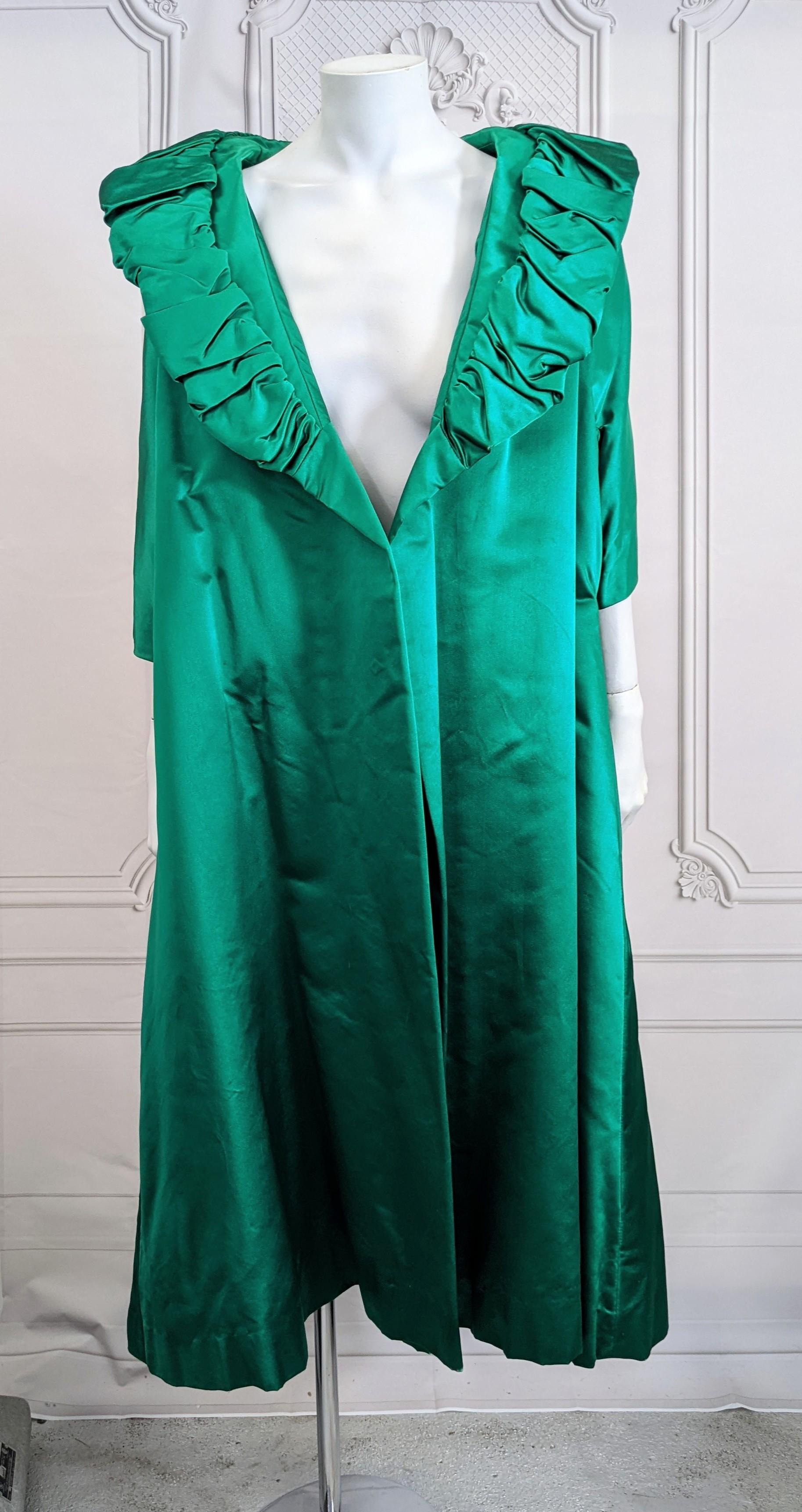 Dramatischer Opernmantel aus smaragdfarbenem Seidensatin aus den 1950er Jahren, der sowohl offen als auch umklammert getragen werden kann. Keine Schließungen. Schwerer Satin mit steifer Unterlage. Sehr weit geschnitten in einer quadratischen Form