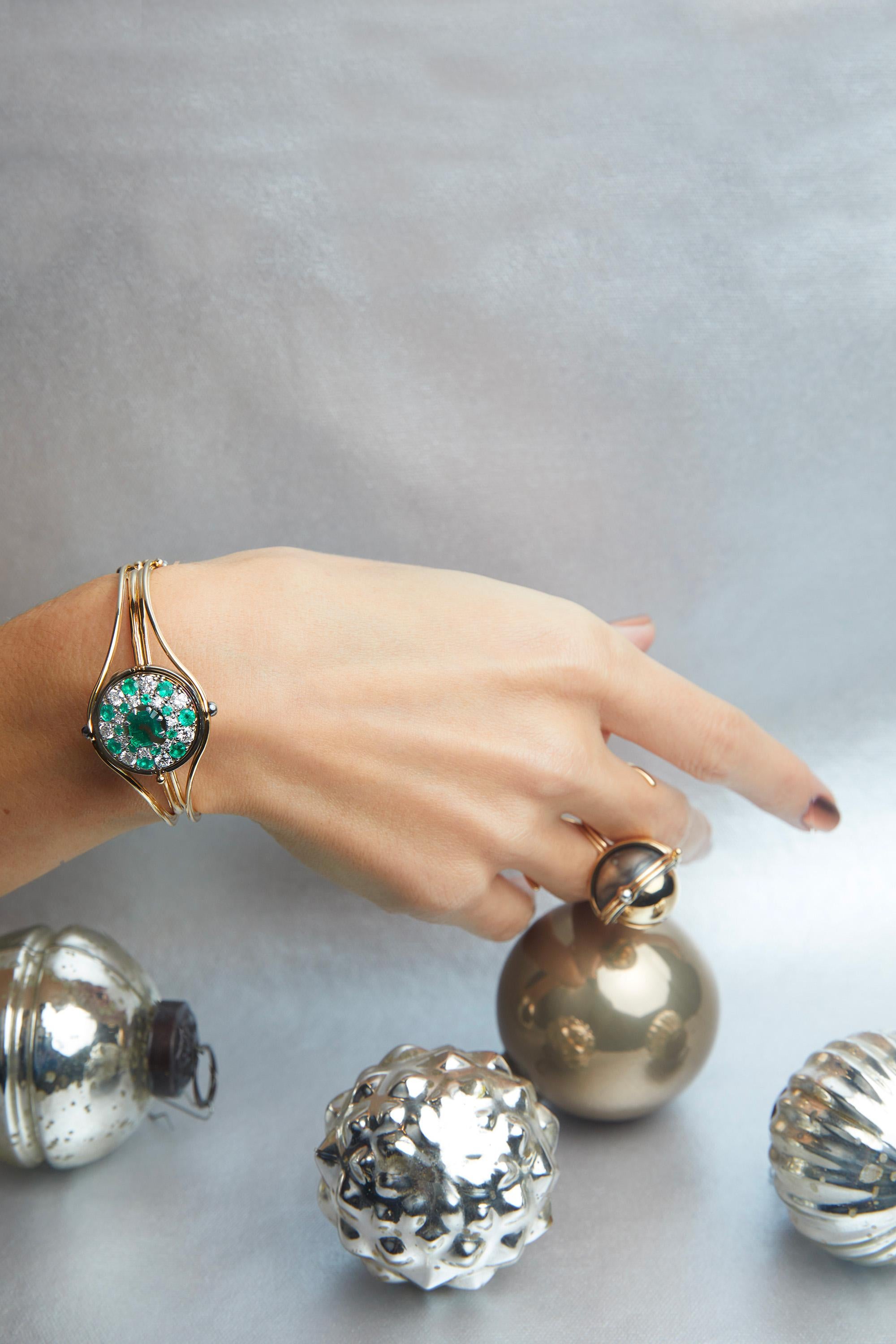 Emerald Sirius Bracelet in 18k Yellow Gold & Distressed Silver by Elie Top In New Condition For Sale In Paris, France