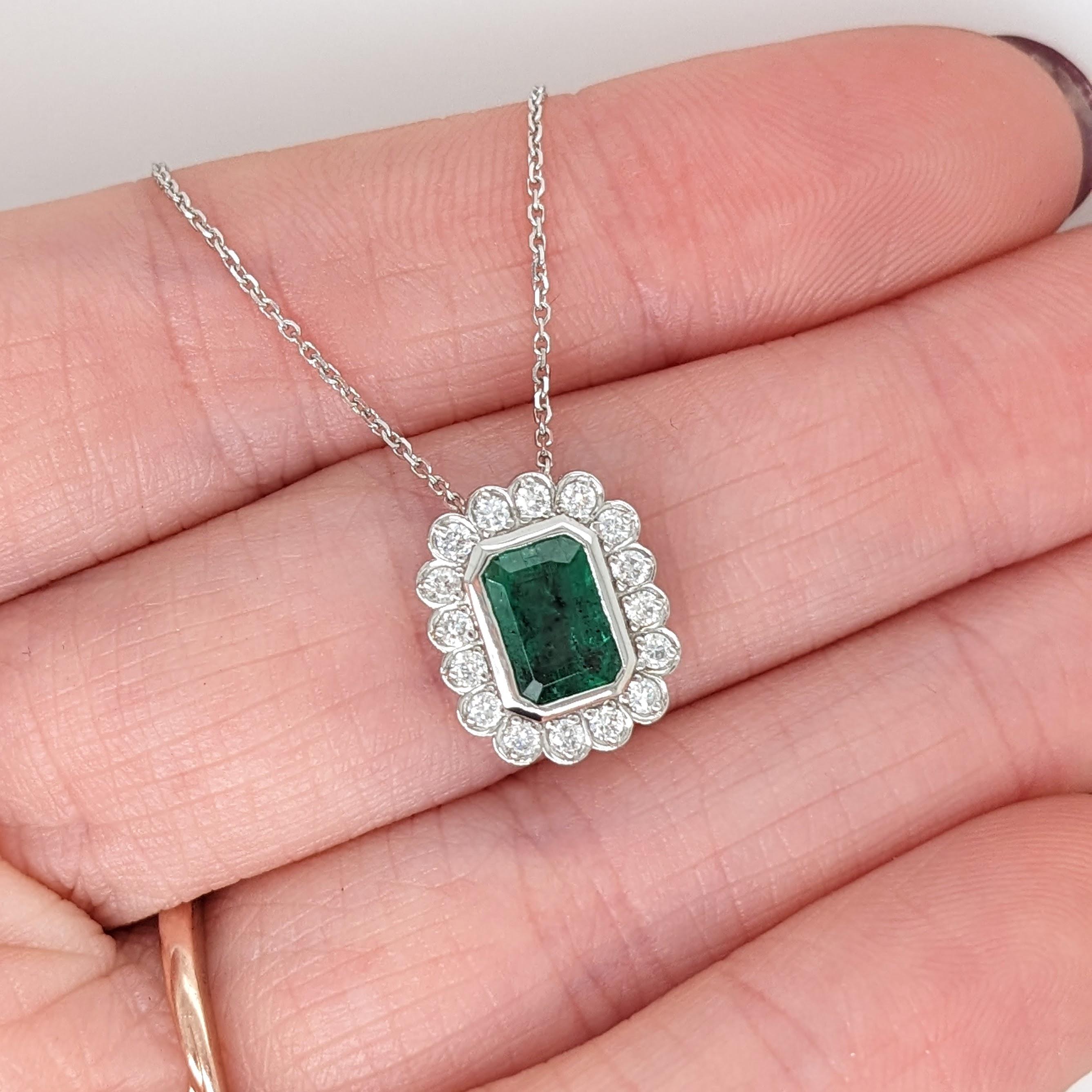 Ce collier classique à pendentif coulissant présente une émeraude de 1,26 carat entourée d'un halo de diamants ronds d'extraction naturelle, le tout serti dans de l'or blanc 14K. Ce pendentif en forme de collier est un magnifique cadeau pour vos