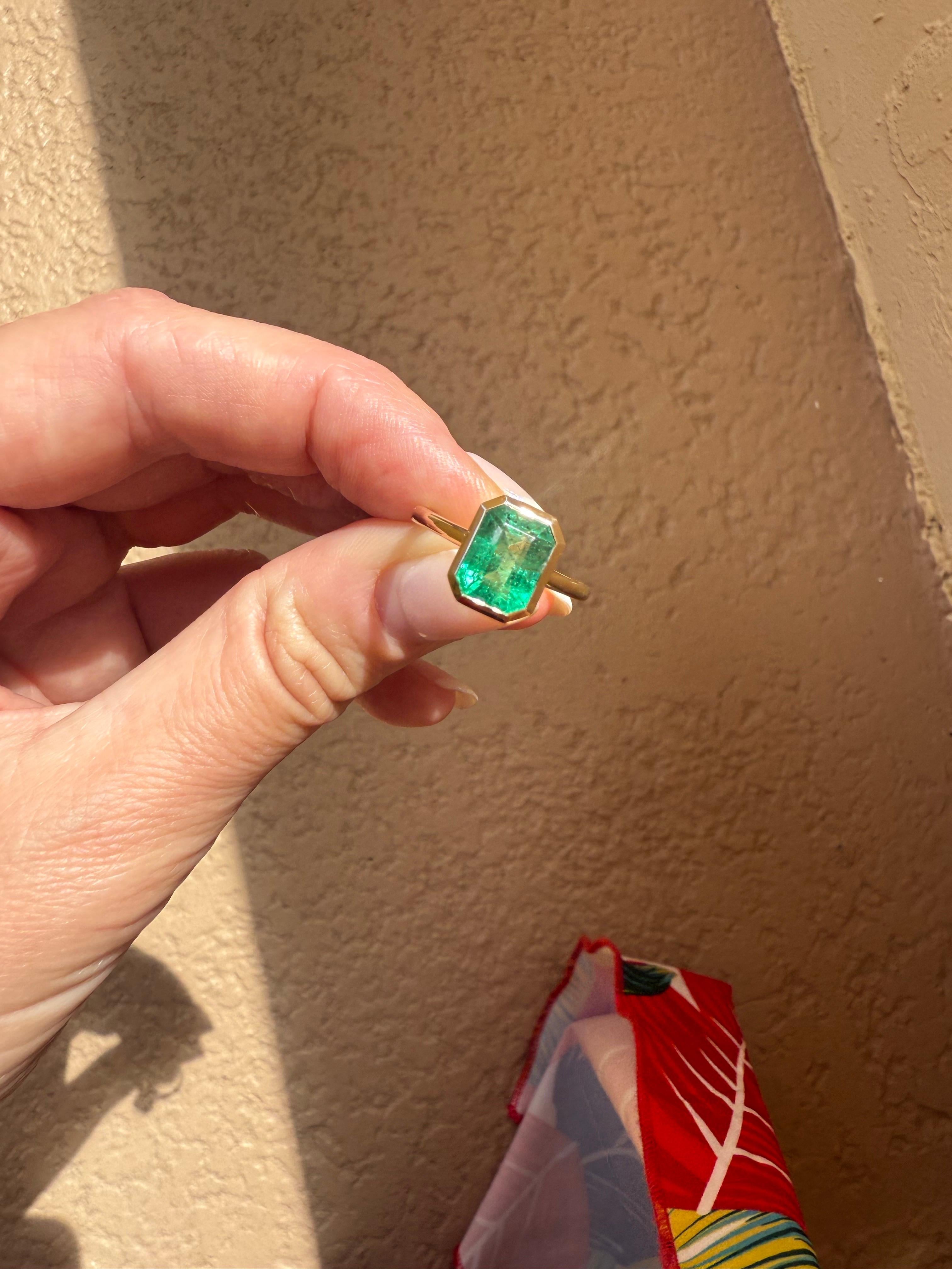 Smaragd aus Sambia in Solitärfassung aus 18 Kt. Gelbgold, moderner Lünettenring. Der Smaragd hat 1,80 Karat bei 9 mm.

**Alle Artikel verlassen unser Haus mit einem Zertifikat auf den Namen des Käufers, Firmenpolitik! Dies bietet Ihnen und uns