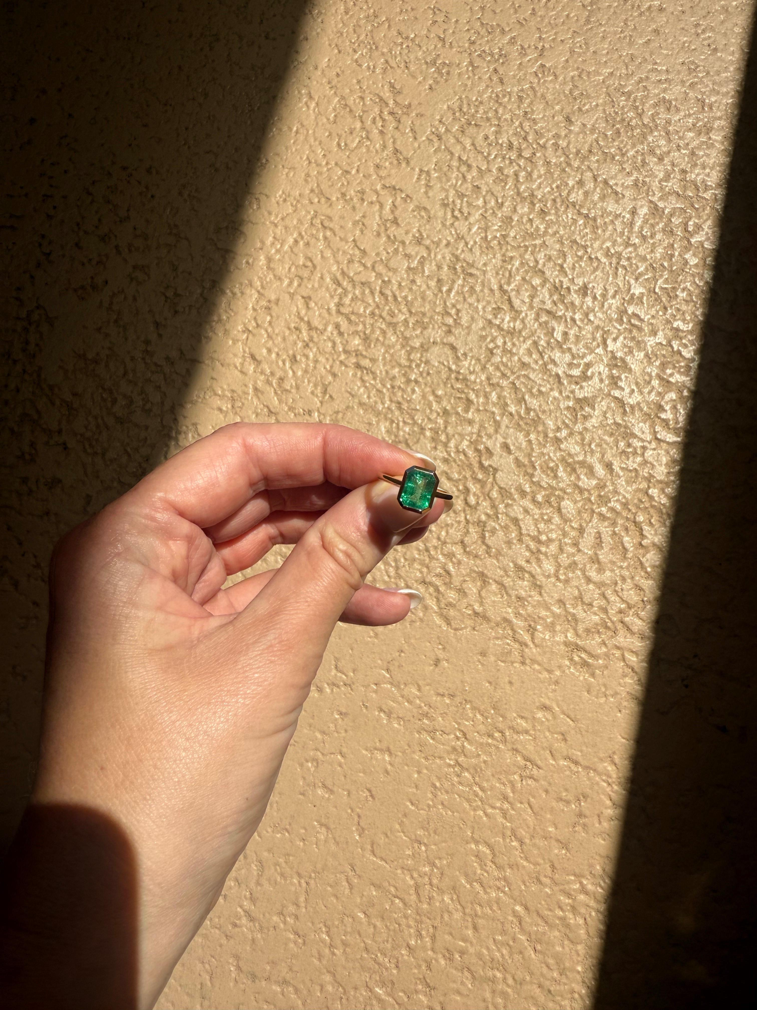 Smaragd Solitär Diamantring 18KT Gold (Smaragdschliff) im Angebot