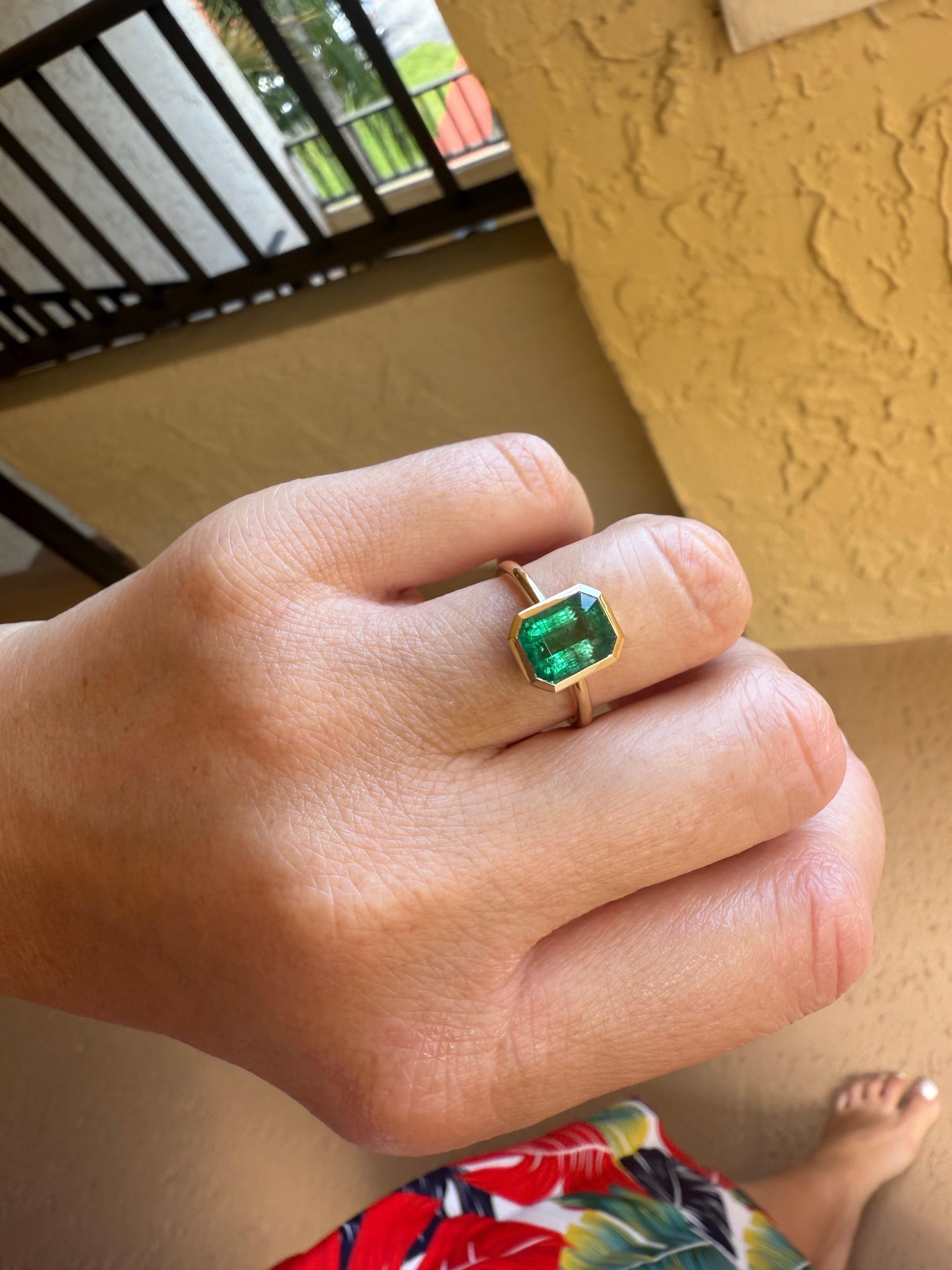 Smaragd Solitär Diamantring 18KT Gold im Zustand „Neu“ im Angebot in Boca Raton, FL