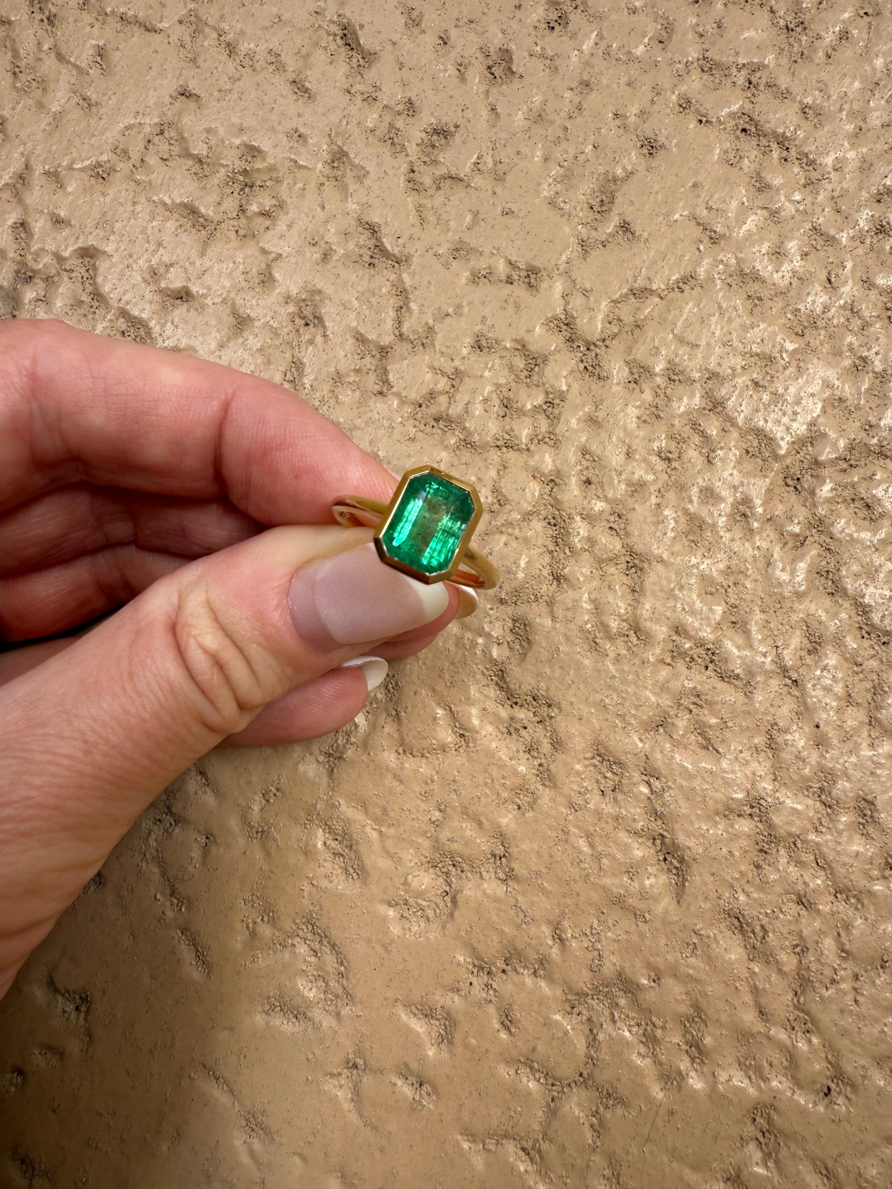 Smaragd Solitär Diamantring 18KT Gold für Damen oder Herren im Angebot